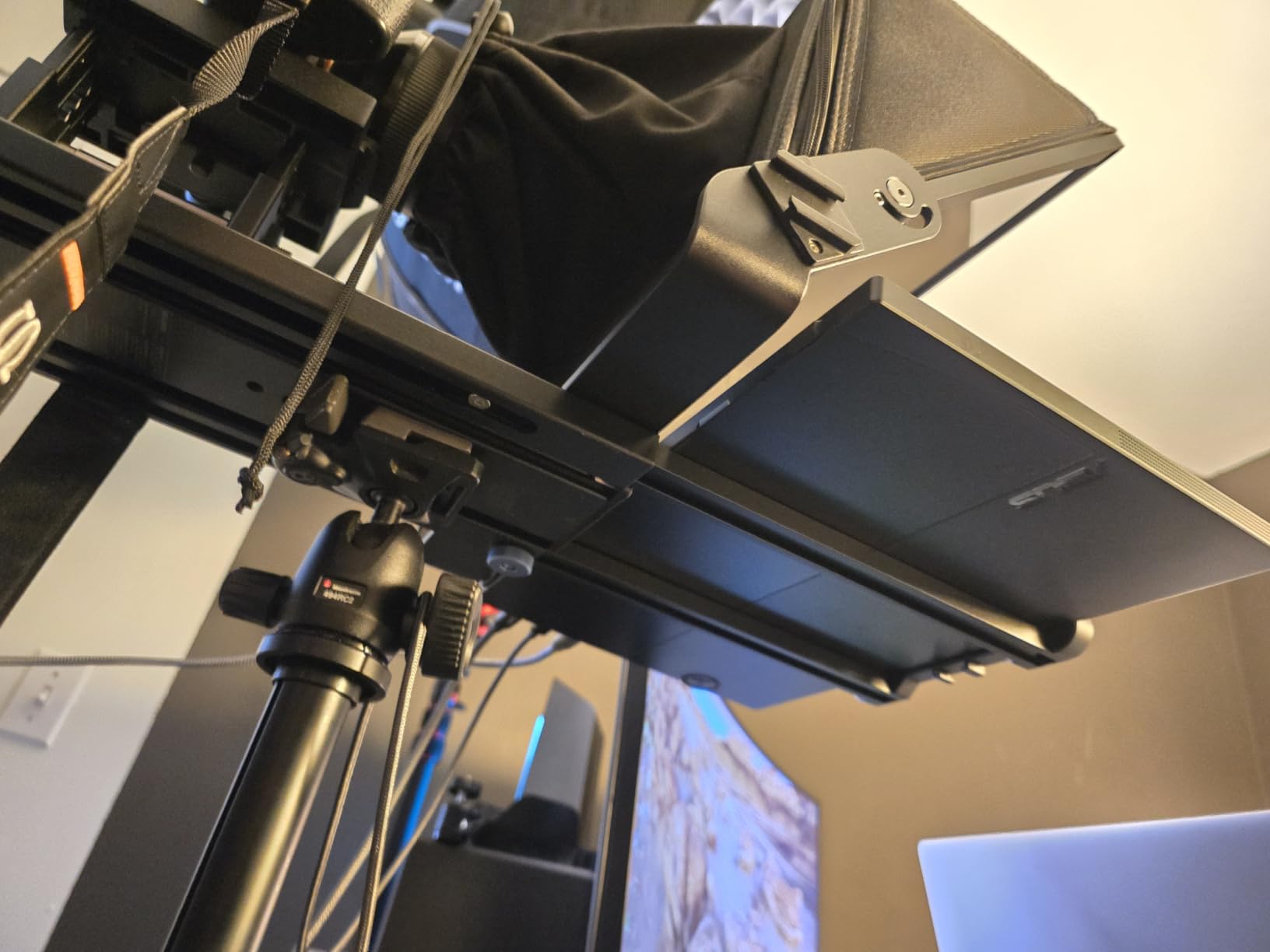 NEEWER 2 in 1 Teleprompter 11 Inch with Monitor for Windows MacOS, Supports Screen Mirroring, Portable Prompter for Camera Mobile Phone Webcam for YouTube Twitch Live Streaming Conference, X11 customer photo 1