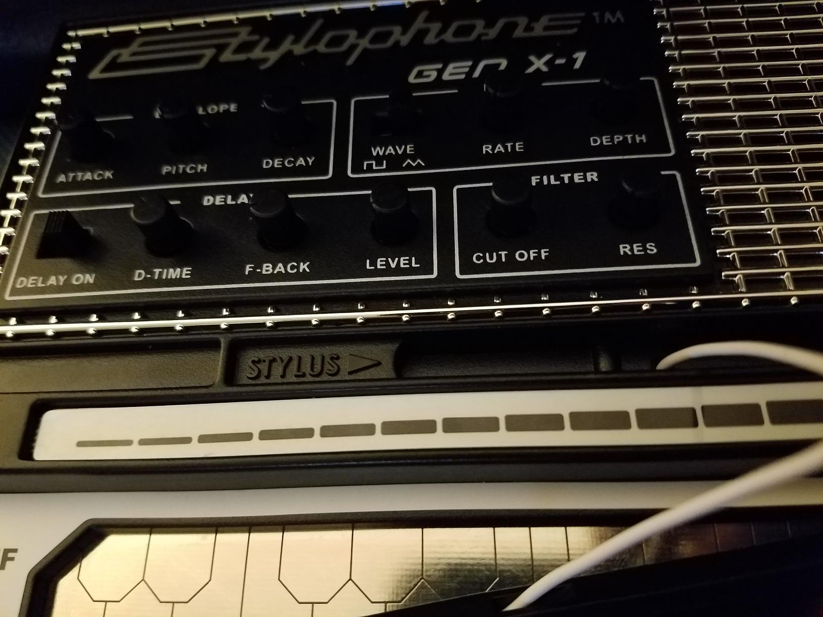 Stylophone GENX-2 Portable Analogue Synthesizer with Built-in Speaker, LFO, Filter, Analogue Delay and CV/Gate Output customer photo 1