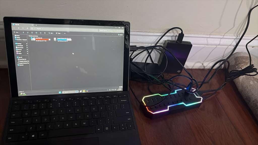 ZIUMIER Powered USB Hub, 10 Ports USB 3.0 Hub with RGB LED Strip and 12V/2A Power Adapter USB Extension,Individual LED On/Off Switches for Mac, PC, Desktop, Flash Drive, Mobile HDD customer photo 1