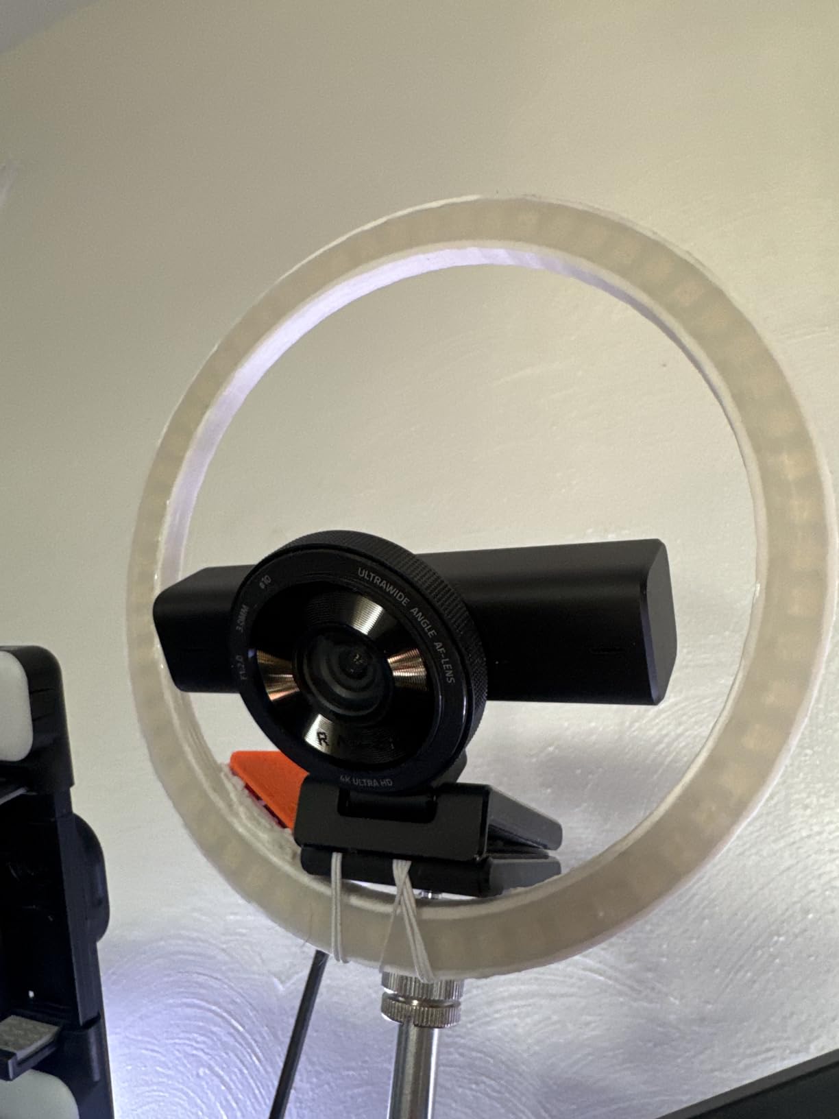 Razer Kiyo V2 Streaming Webcam: 4K 30 FPS, 1080p 60 FPS - AI Powered Auto-Framing - Built-in Microphone - Ultrawide Angle Lens - Privacy Cover - Works with OBS, Xsplit, Discord, Zoom, Teams - Pink customer photo 1
