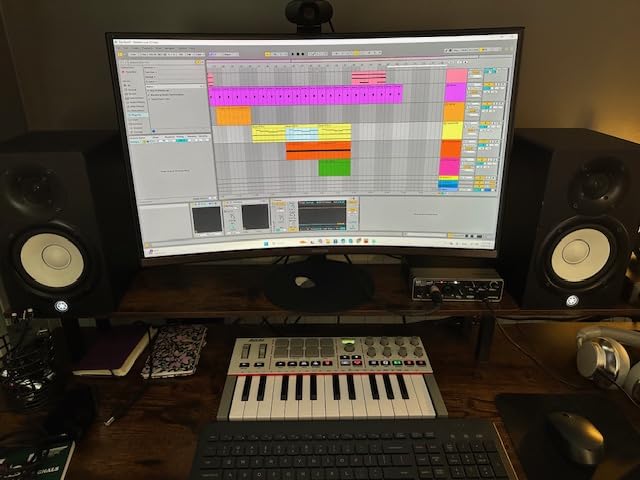Akai Professional MPK Mini IV USB-C MIDI Keyboard Controller for Beginners and Producers - MPC Drum Pads, 360° Knobs, Pitch and Mod Wheels customer photo 1