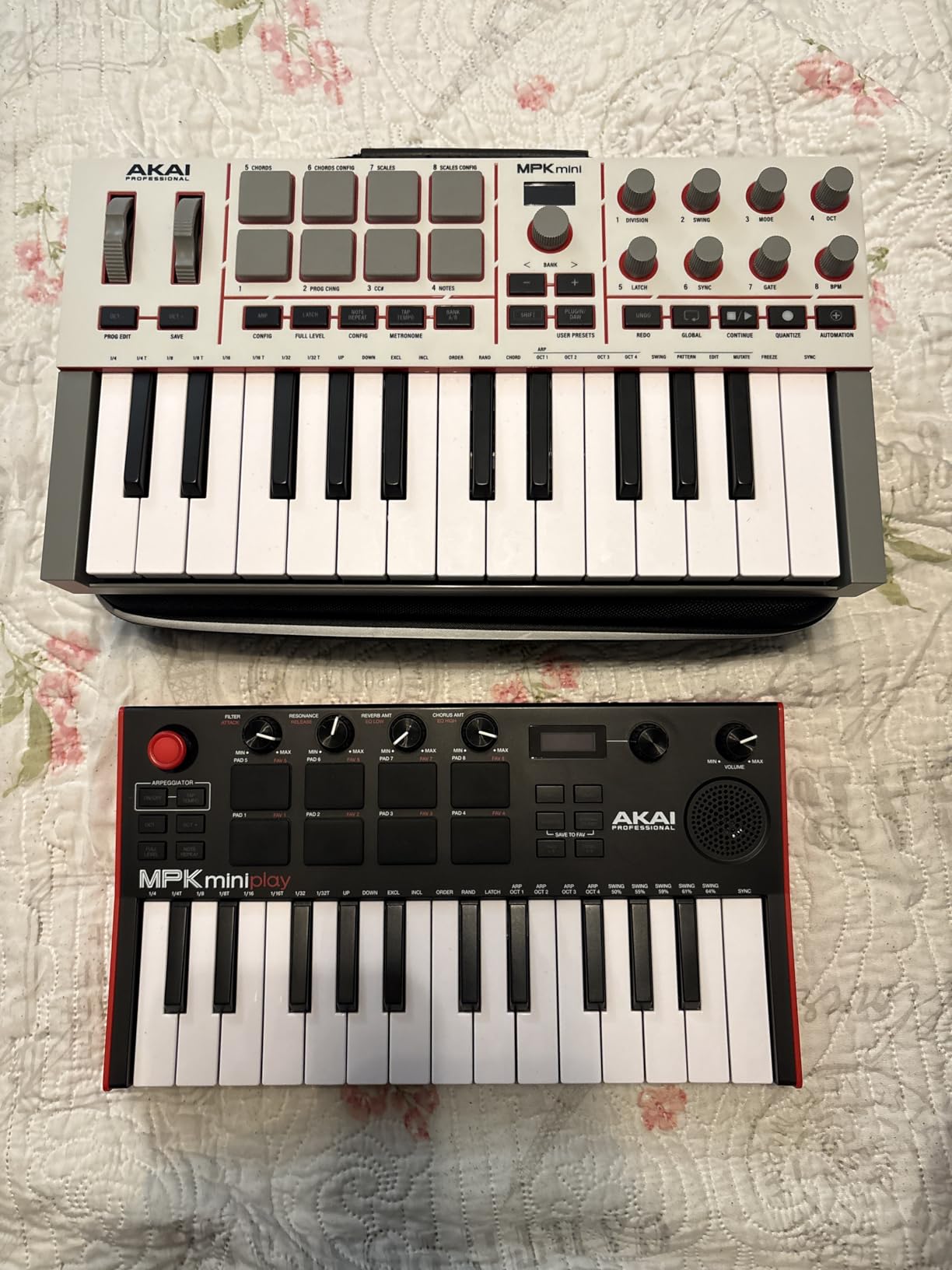 Akai Professional MPK Mini IV USB-C MIDI Keyboard Controller for Beginners and Producers - MPC Drum Pads, 360° Knobs, Pitch and Mod Wheels customer photo 2