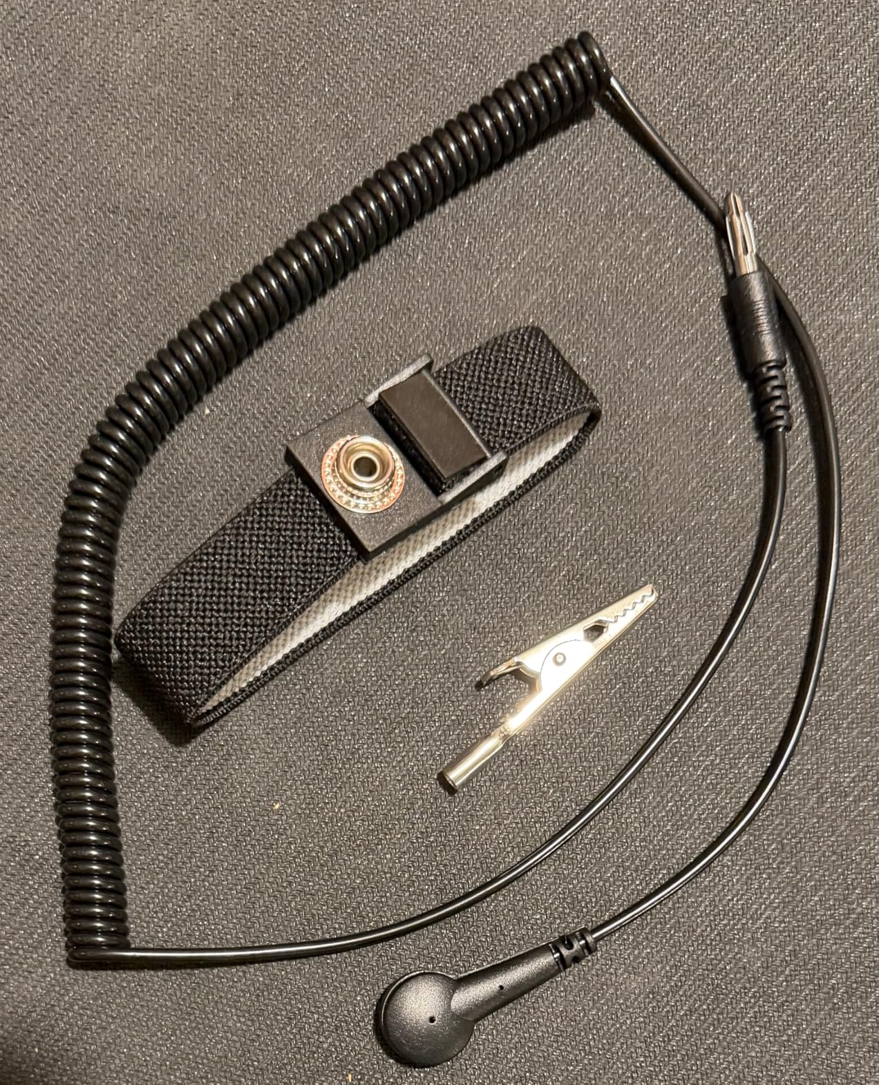 Anti Static Wrist Strap, Adjustable ESD Wrist Strap with Alligator Clip, Grounding Bracelet with Extra Long Cord for PC Building Electronics Repair & Treadmill Static Protection [Regular Size] customer photo 2