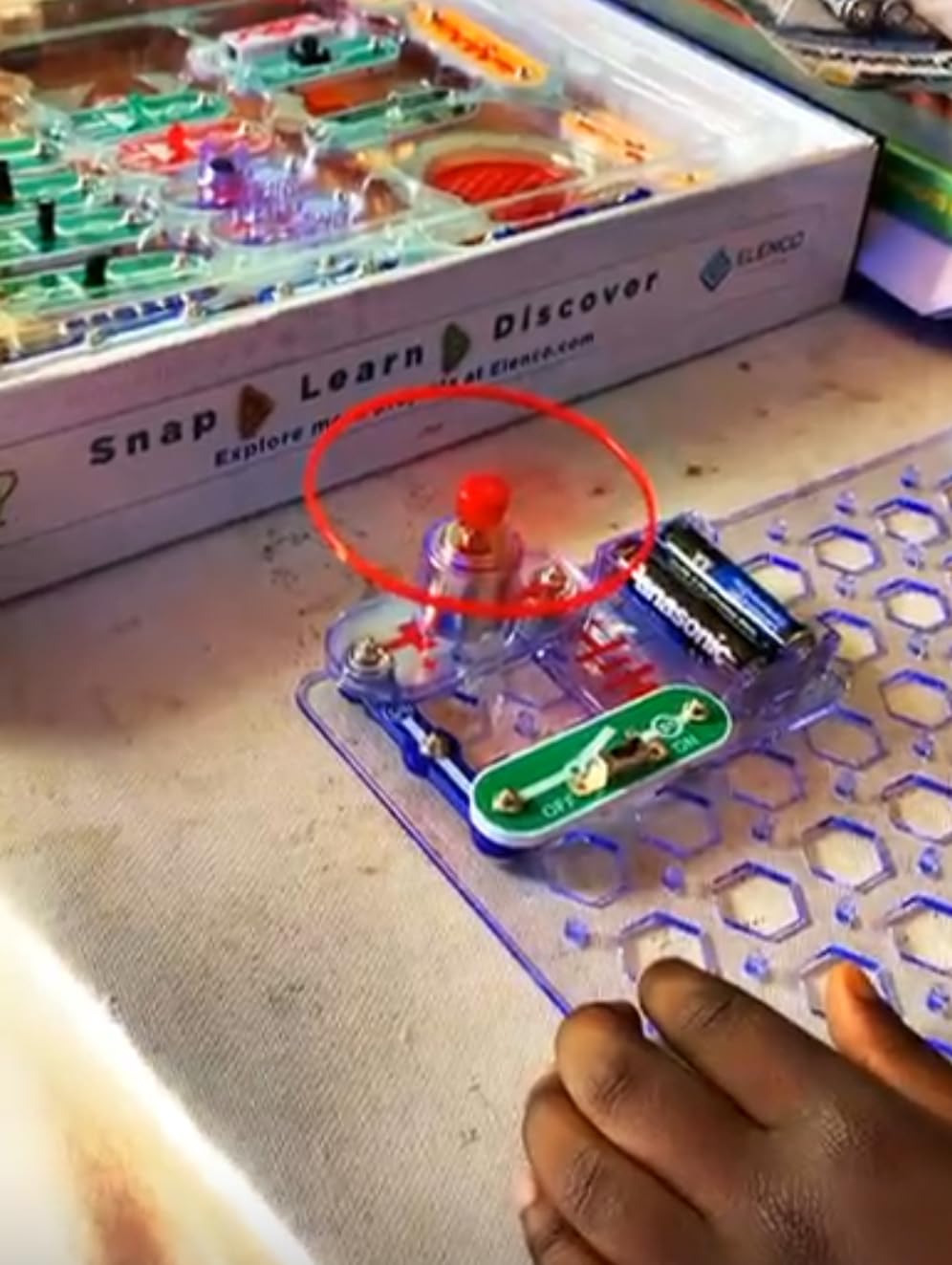 Snap Circuits Jr. SC-100 Electronics Exploration Kit, Over 100 Projects, Full Color Project Manual, 28 Parts, STEM Educational Toy for Kids 8+ customer photo 2