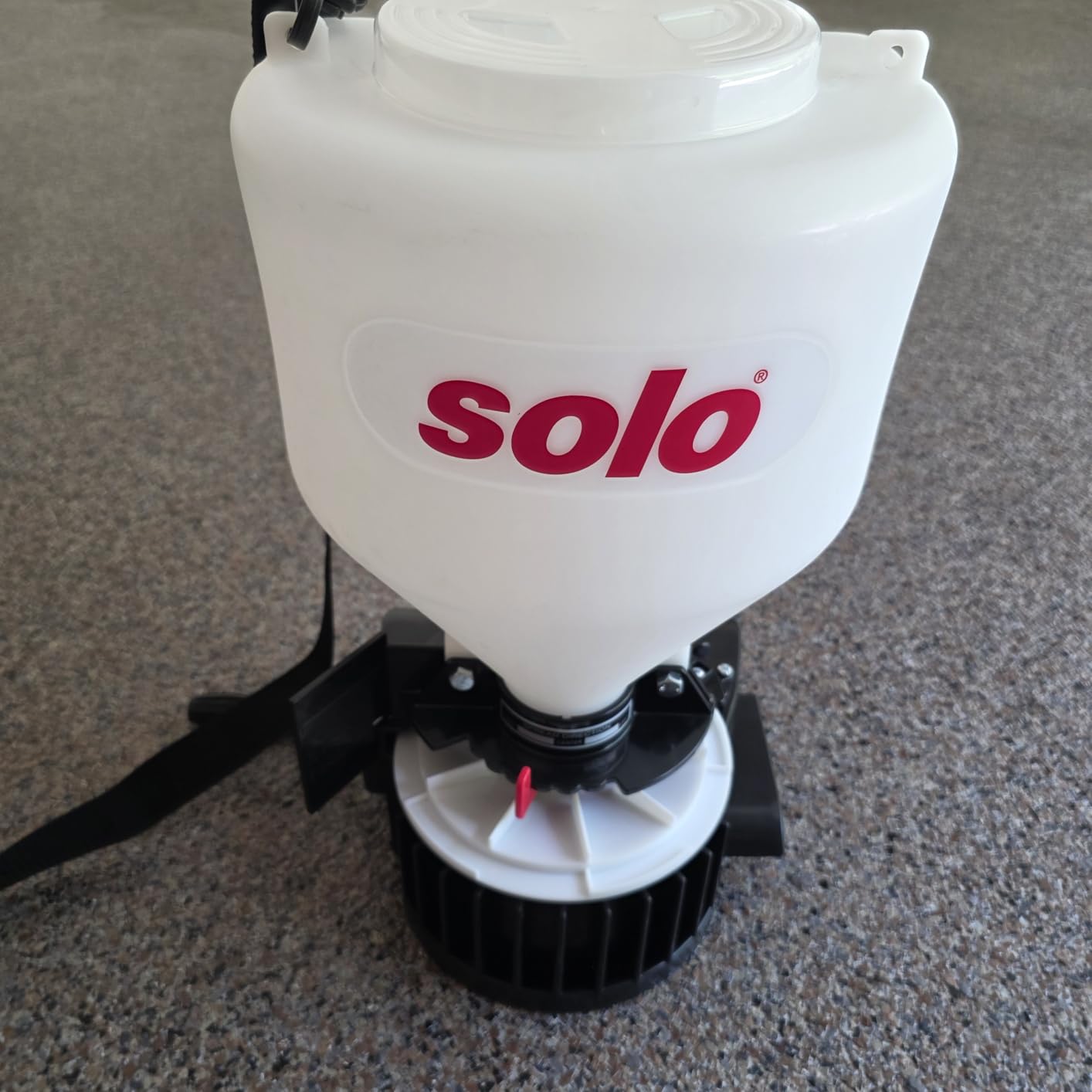 SOLO Inc. Solo 421 20-Pound Capacity Portable Chest-mount Spreader with Comfortable Cross-shoulder Strap - 421S, White, 20lb customer photo 1