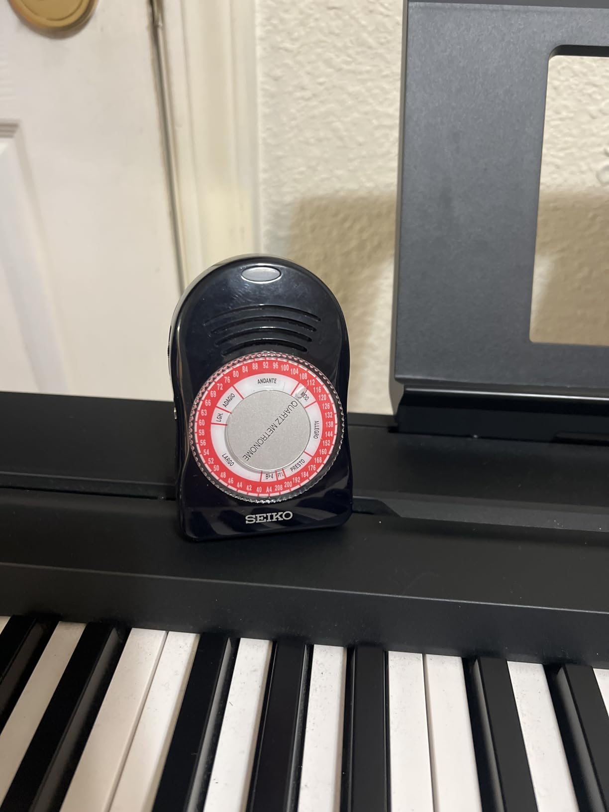 Seiko SQ50-V Quartz Metronome For Piano, Guitar and All Instruments, Easy-To-Use, Tempo Range 40-208BPM, Built-In Tone Generators customer photo 1
