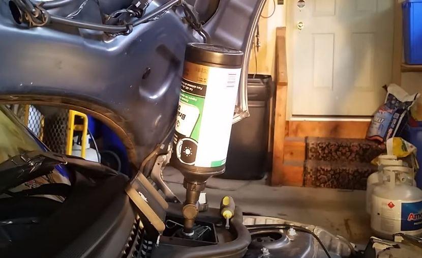 Mityvac MV6835 Pneumatic Brake and Clutch Bleeding Kit with Clamp-on Refill, Air Operated, 1.9 Quart Reservoir customer photo 1