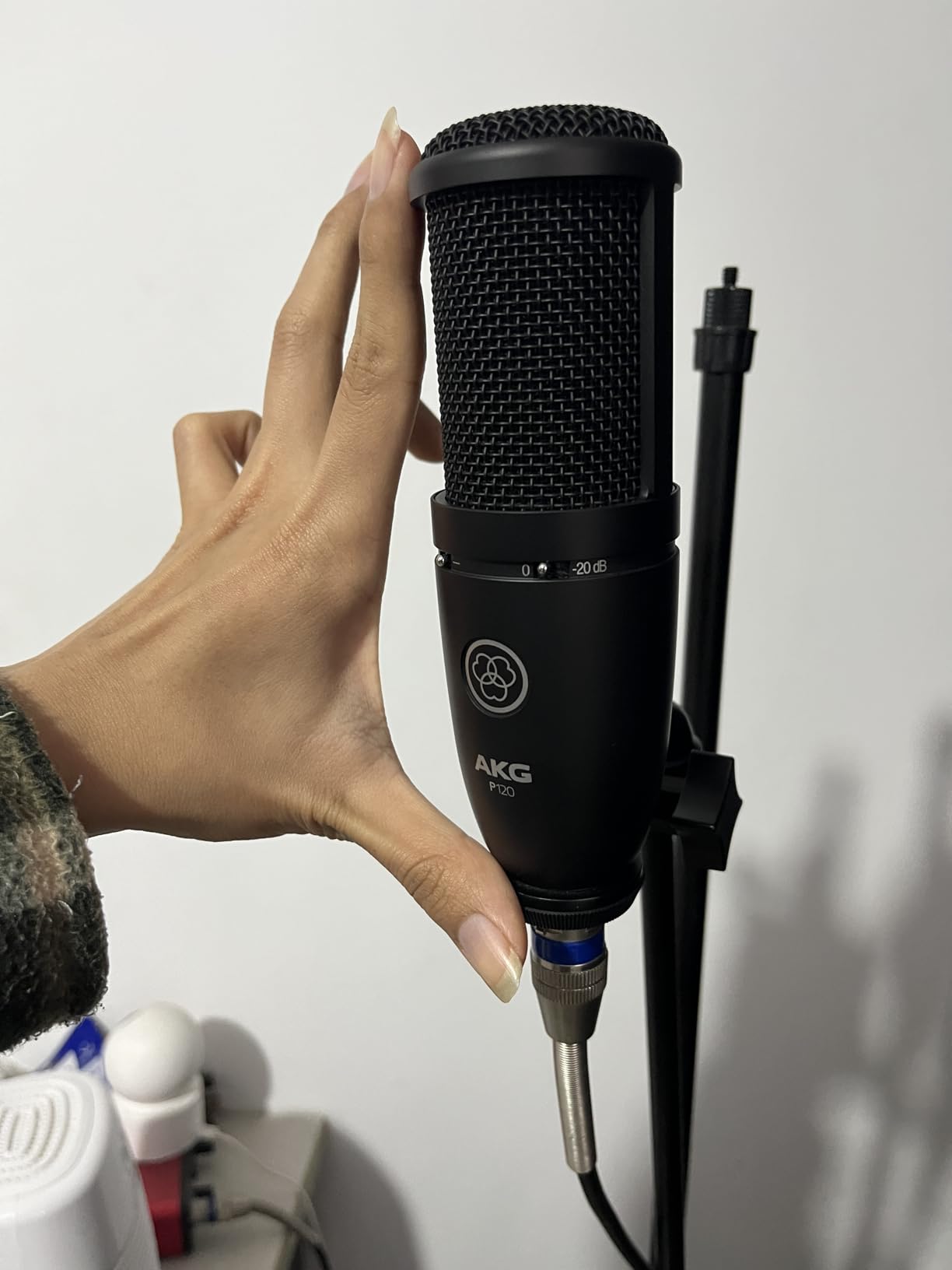 AKG Pro Audio P420 Multi-Pattern Condenser Microphone with Shock Mount and Case. Great for ensemble recording, grand piano, woodwind, brass instruments, drums and percussion. Black and Gold. customer photo 2