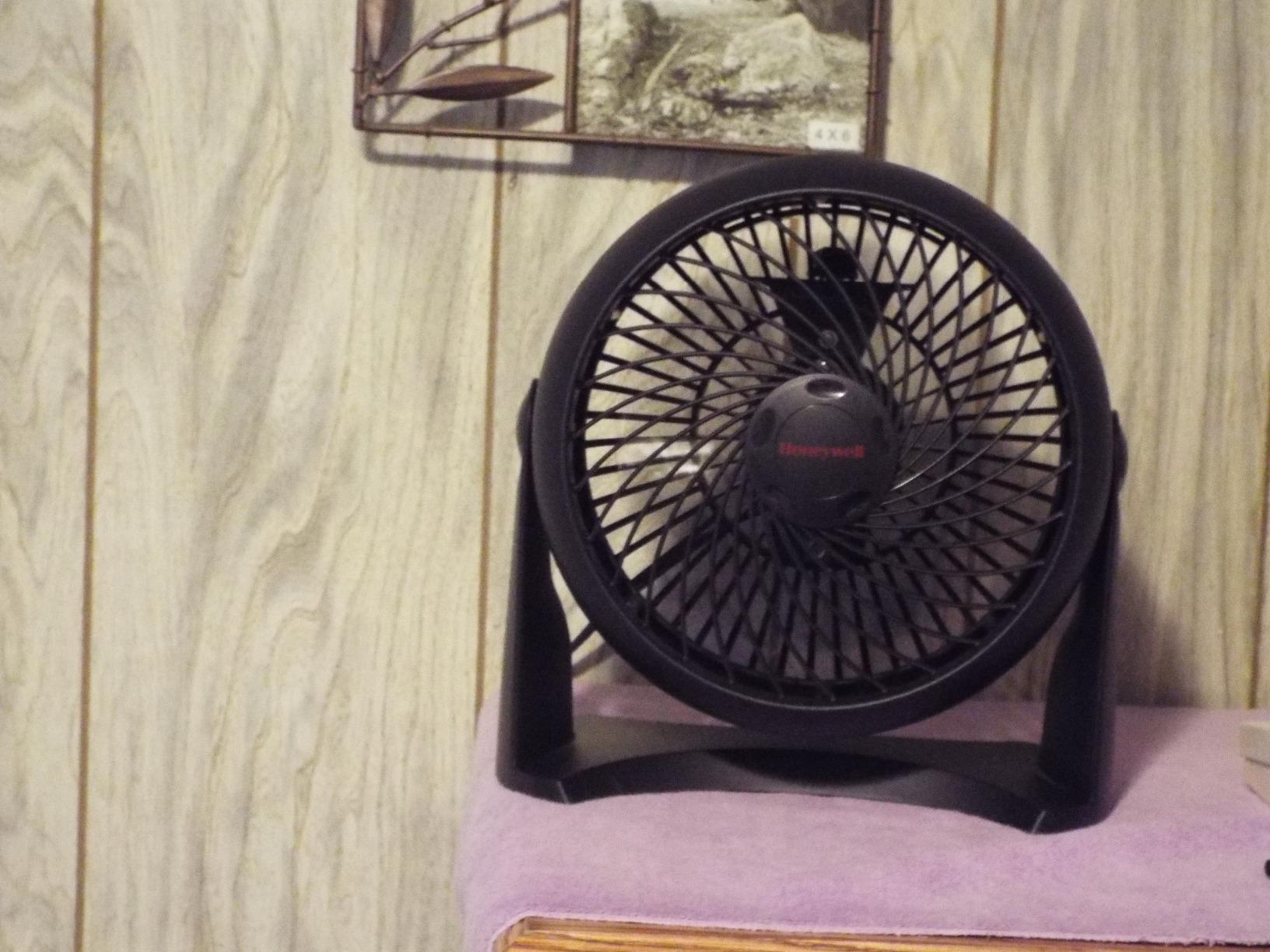 Honeywell HT-904 TurboForce Tabletop Air Circulator Fan, Small, White - Quiet Personal Fan for Home or Office, 3 Speeds and 90 Degree Pivoting Head customer photo 1
