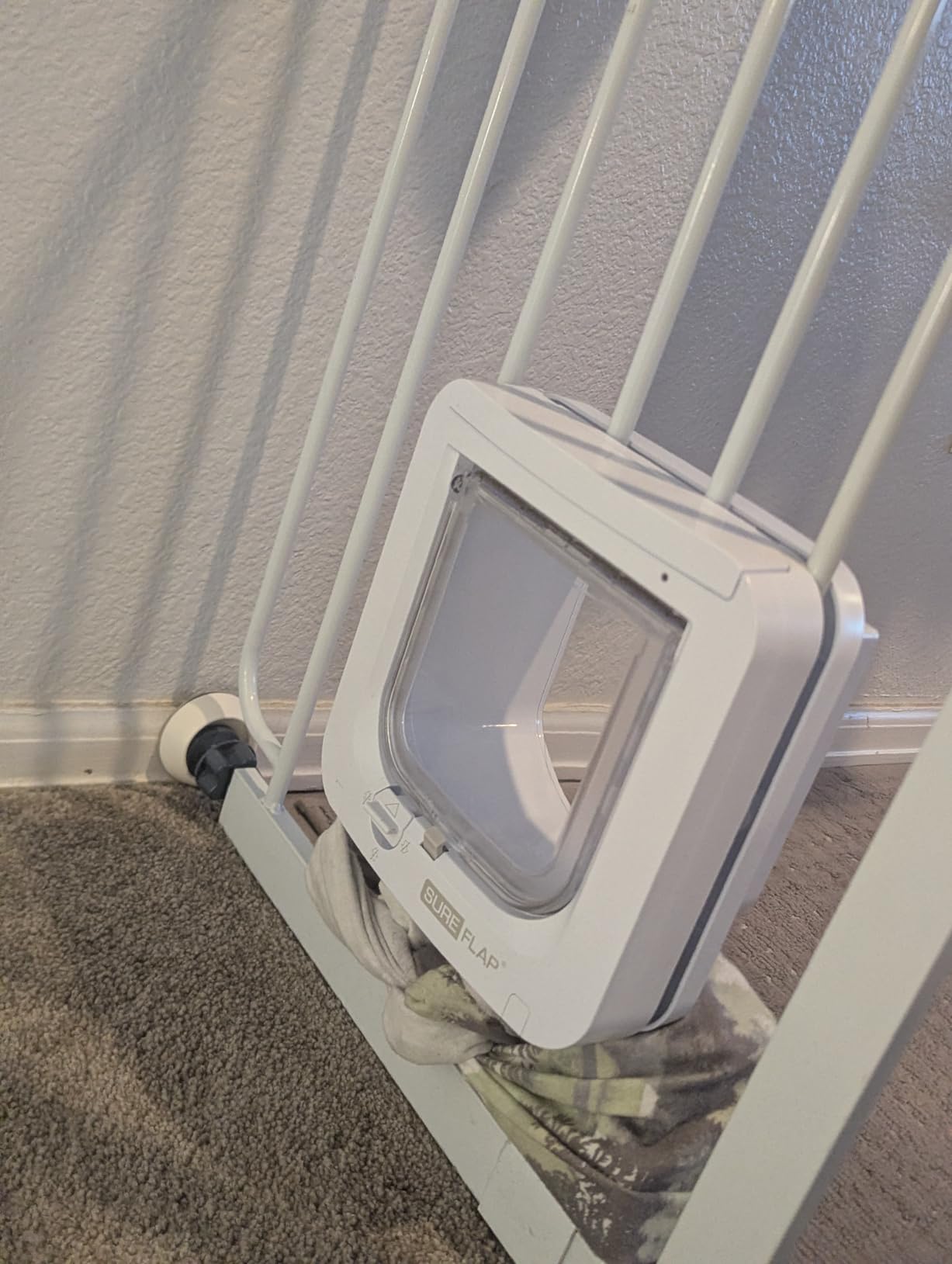SureFlap - Sure Petcare Microchip Cat Flap, White, Scans Pet's ID on Entry, Check Your Cat's Size, Flap Opening is 4 3/4