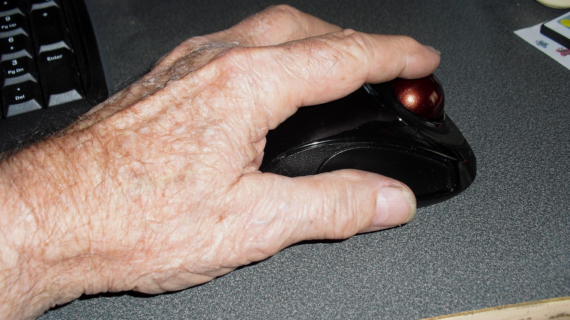 Kensington Orbit Wireless Trackball Mouse with Touch Scroll Ring (K72352US), Black customer photo 2