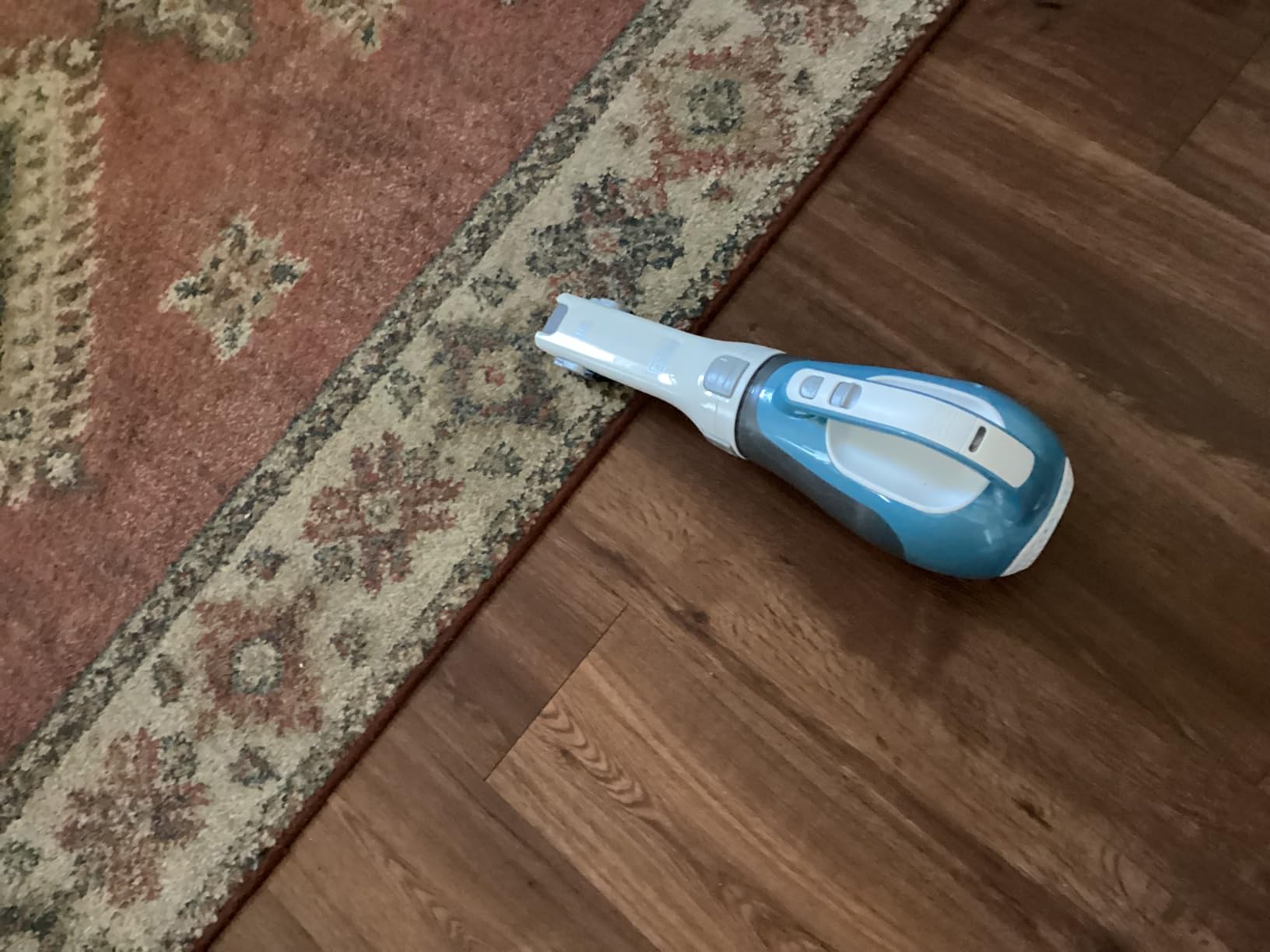 BLACK+DECKER dustbuster AdvancedClean Handheld Vacuum Cordless, Compact Home and Car Vacuum with Crevice Tool, Rotating Nozzle and Charging Station, Large Dust Bowl (CHV1410L) customer photo 1