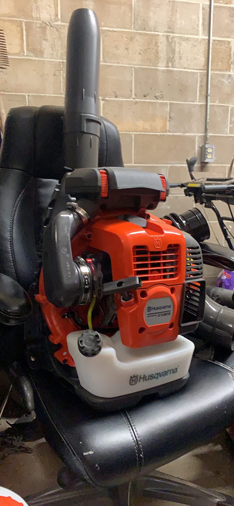 Husqvarna 570BTS Backpack Leaf Blower, 66-cc 4-HP 2-Cycle Gas Leaf Blower, 972-CFM, 236-MPH, 37-N Powerful Clearing Performance customer photo 2