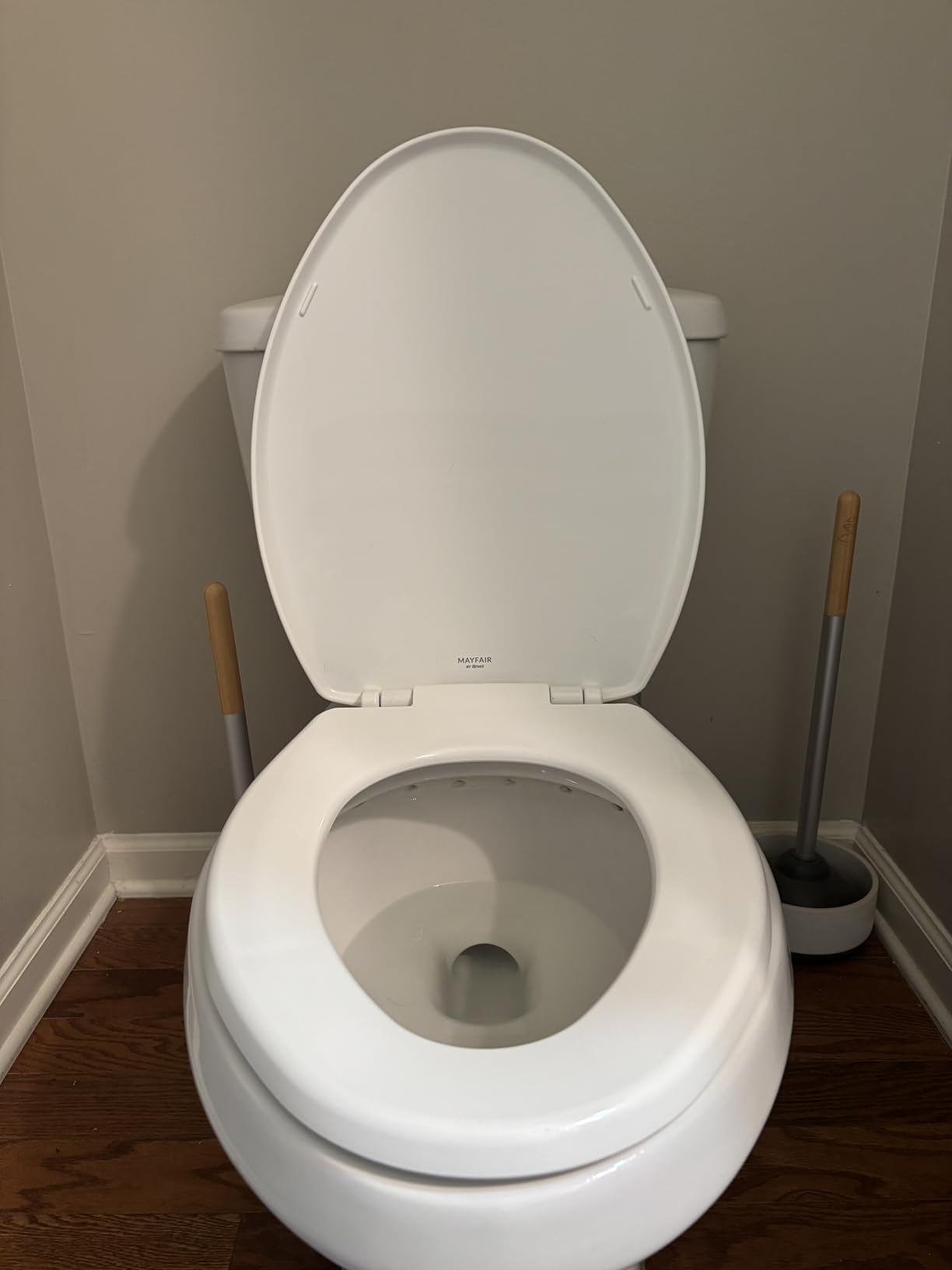 Mayfair Caswell Modern Slow Close Toilet Seat, Durable Plastic, Elongated, White customer photo 2
