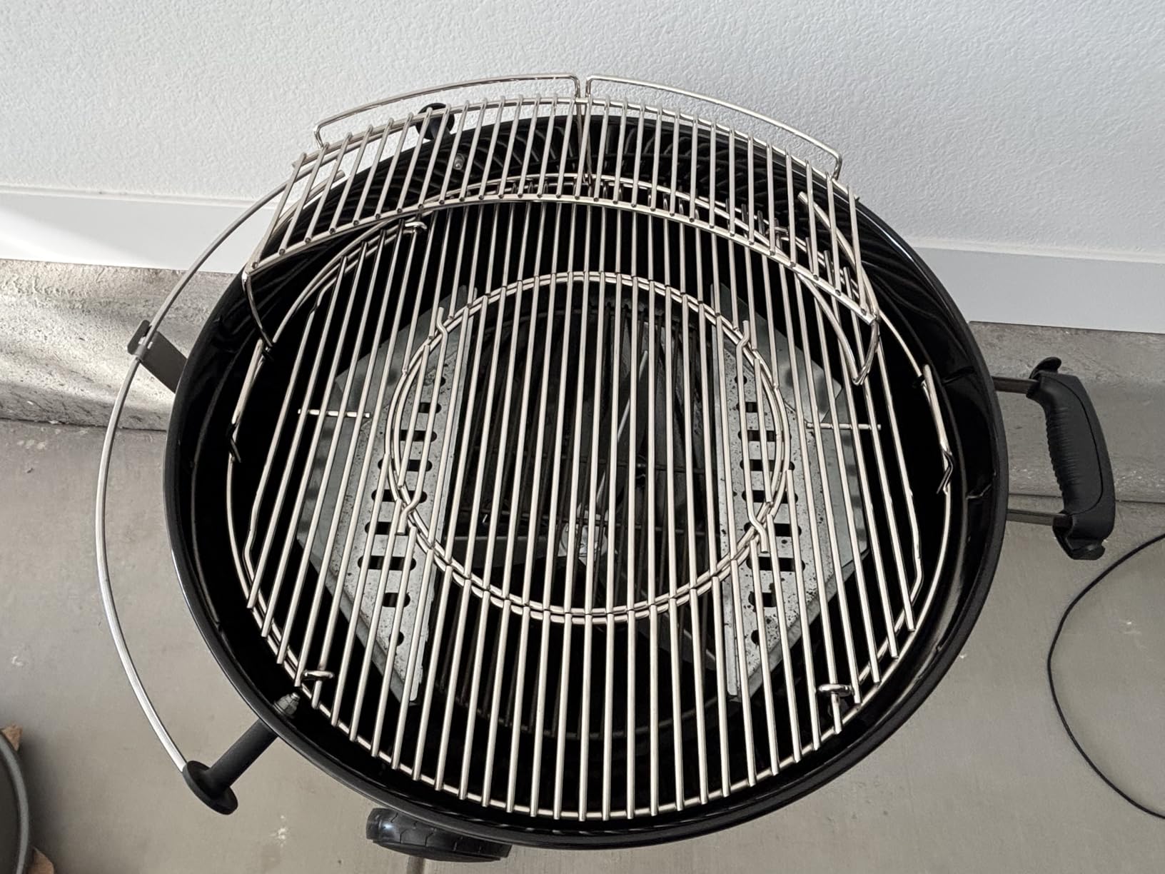 Weber Master-Touch Charcoal Grill, 22-Inch, Black - Premium Outdoor BBQ Grill with Tuck-Away Lid Holder & One‑Touch™ Cleaning System, Porcelain‑Enameled Kettle customer photo 1