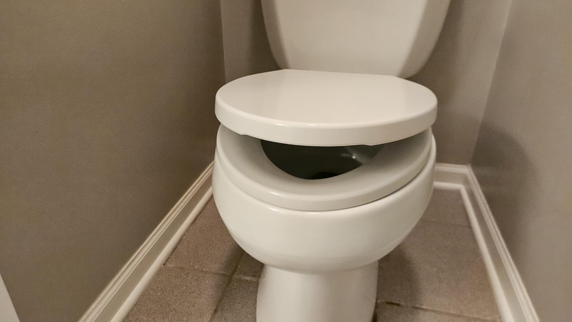 Delta Faucet Morgan Elongated Slow-Close White Toilet Seat with Non-Slip Seat Bumpers, White 811903-WH customer photo 1