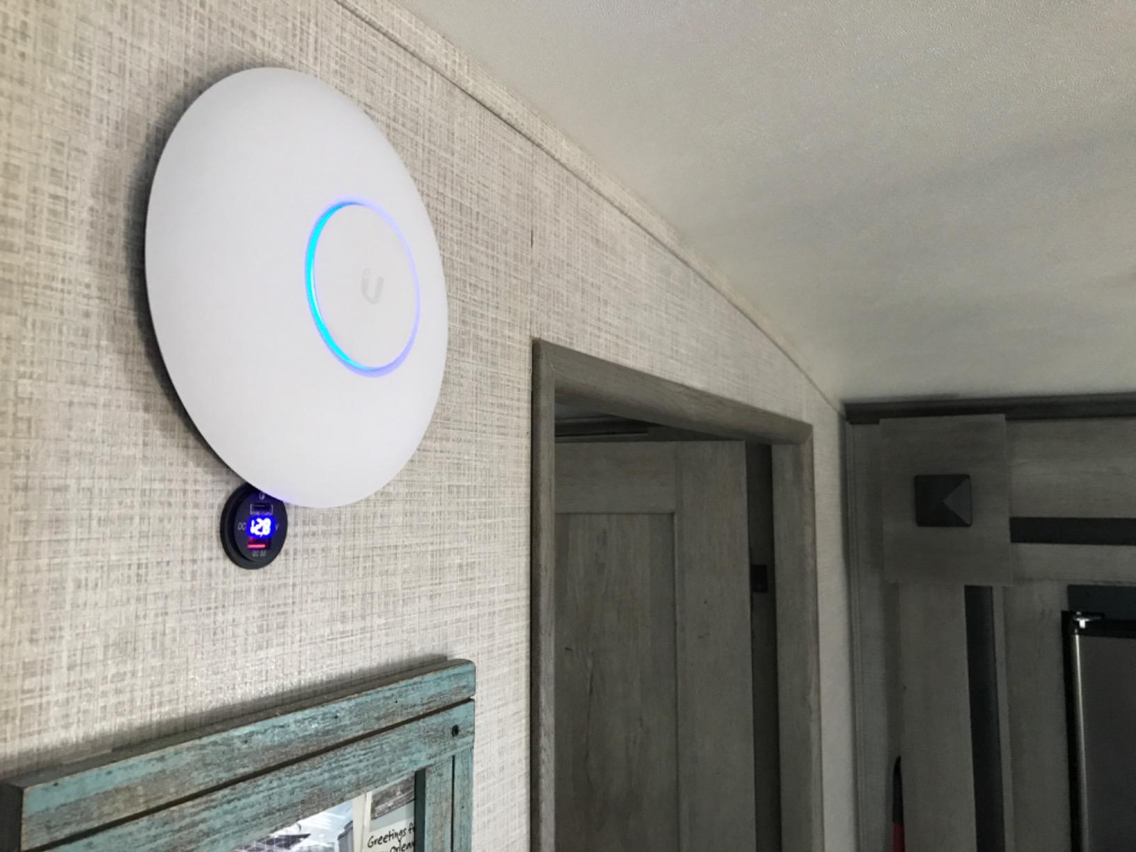 UniFi UAP-AC-PRO, 3dBi, 22dBm, 450Mbps @ 2.4GHz / 5GHz, 1300Mbps, 2xGigabit, 122m customer photo 2