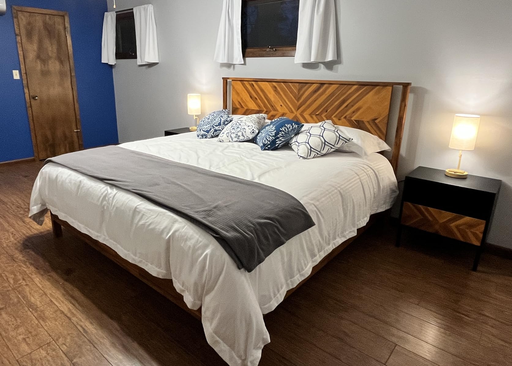 Amazon Basics White Down Alternative Comforter and Duvet Insert with Corner Tabs, Machine Washable, Full/Queen, Light customer photo 1