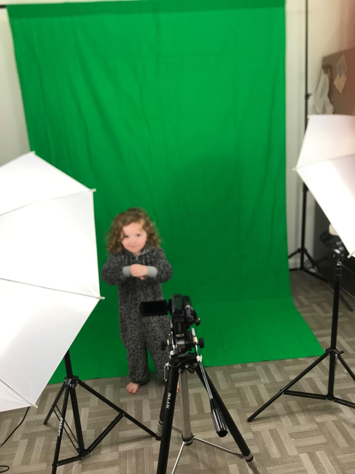 EMART 8.5X10 FT Green Screen Backdrop Kit, Photography Umbrella with 5500K Bulbs, 6X9 FT Green Backdrop with Spring Clamps, Professional Photography Lighting kit for Studio, Portrait, Video Shooting customer photo 2