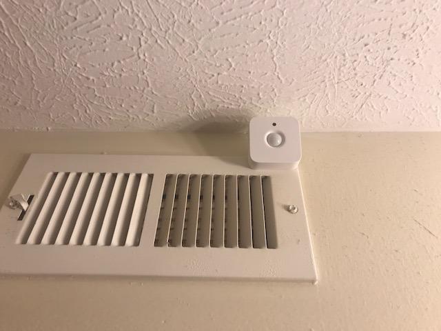 Philips Hue Indoor Motion Sensor for Smart Lights (Requires Hue Hub, Installation-Free, Smart Home, Exclusively for Philips Hue Smart Bulbs) customer photo 2