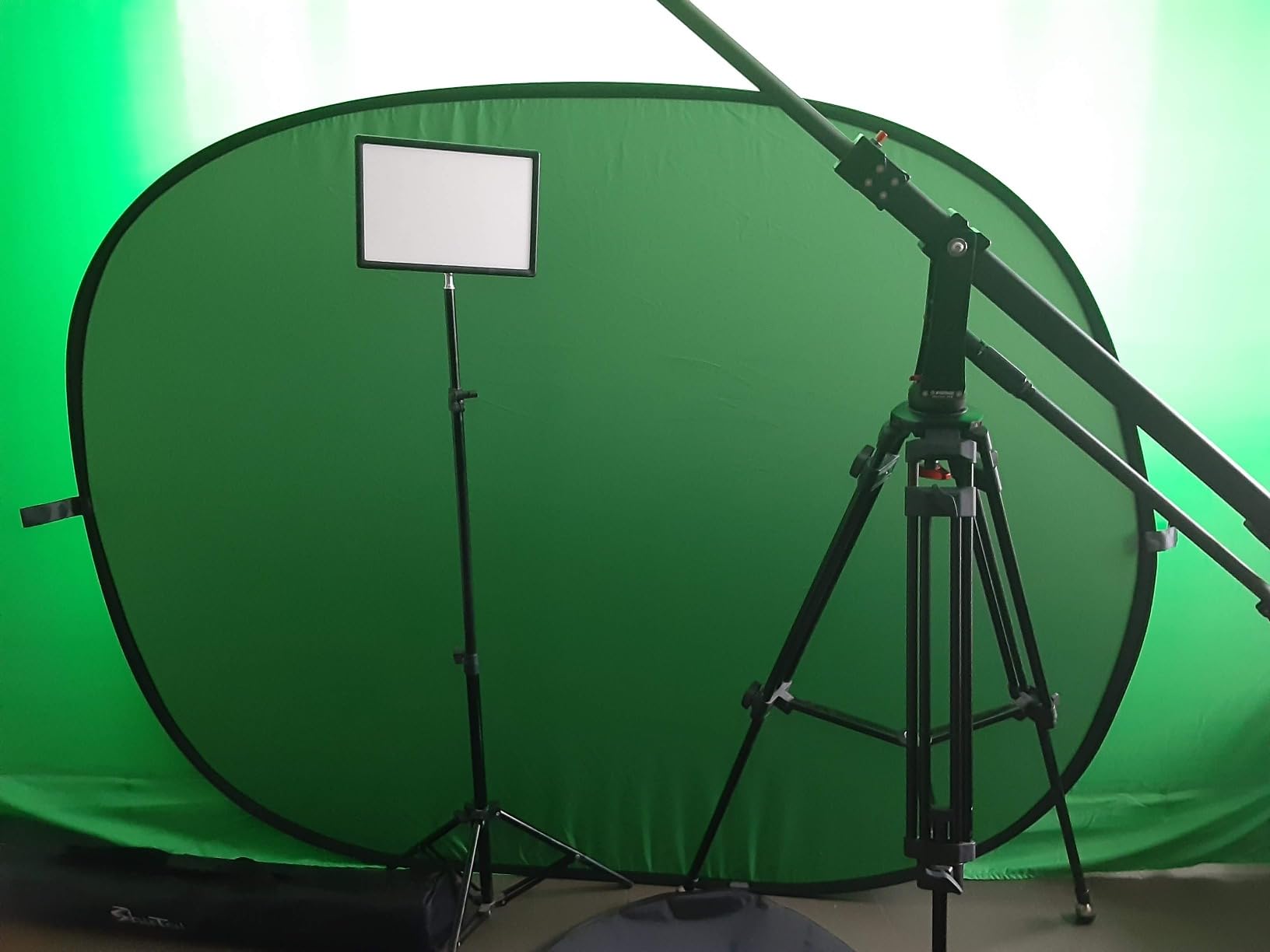 5x6.5ft 2-in-1 Green & Blue Double-Sided Pop-Up Collapsible Chromakey Backdrop - Portable Green Screen for Live Streaming, Video Calls, Photography, YouTube Vlogging, Soccer customer photo 2