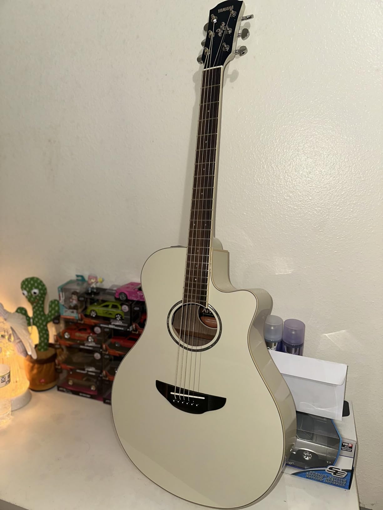 Yamaha APX600 VW Thin Body Acoustic-Electric Guitar, Vintage White customer photo 1