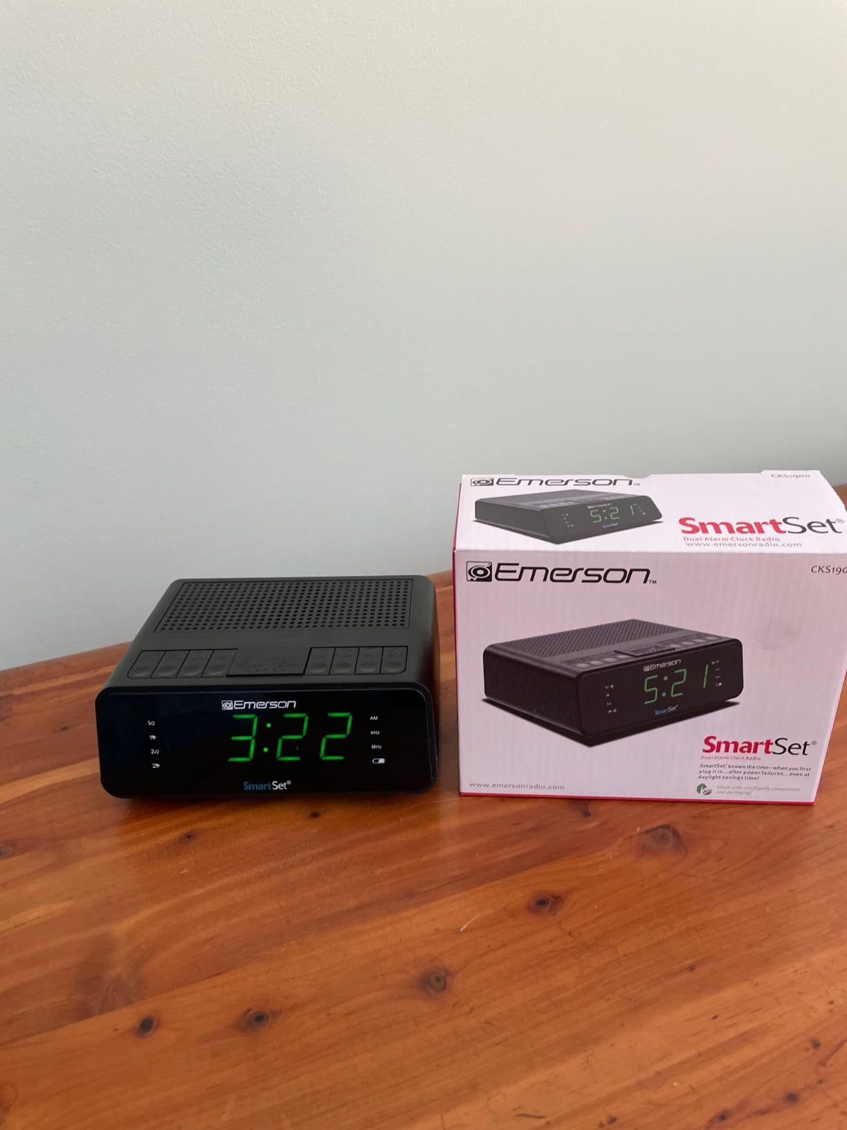 Emerson SmartSet Dual Alarm Clock Radio with AM/FM Radio, Dimmer, Sleep Timer and .9