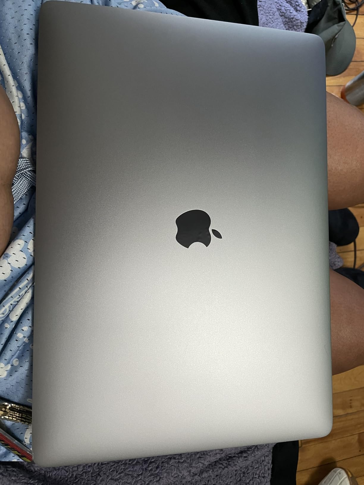 Apple 15.4in MacBook Pro Laptop (Retina, Touch Bar, 2.2GHz 6-Core Intel Core i7, 16GB RAM, 256GB SSD Storage) Space Gray (MR932LL/A) (2018 Model) (Renewed) customer photo 2