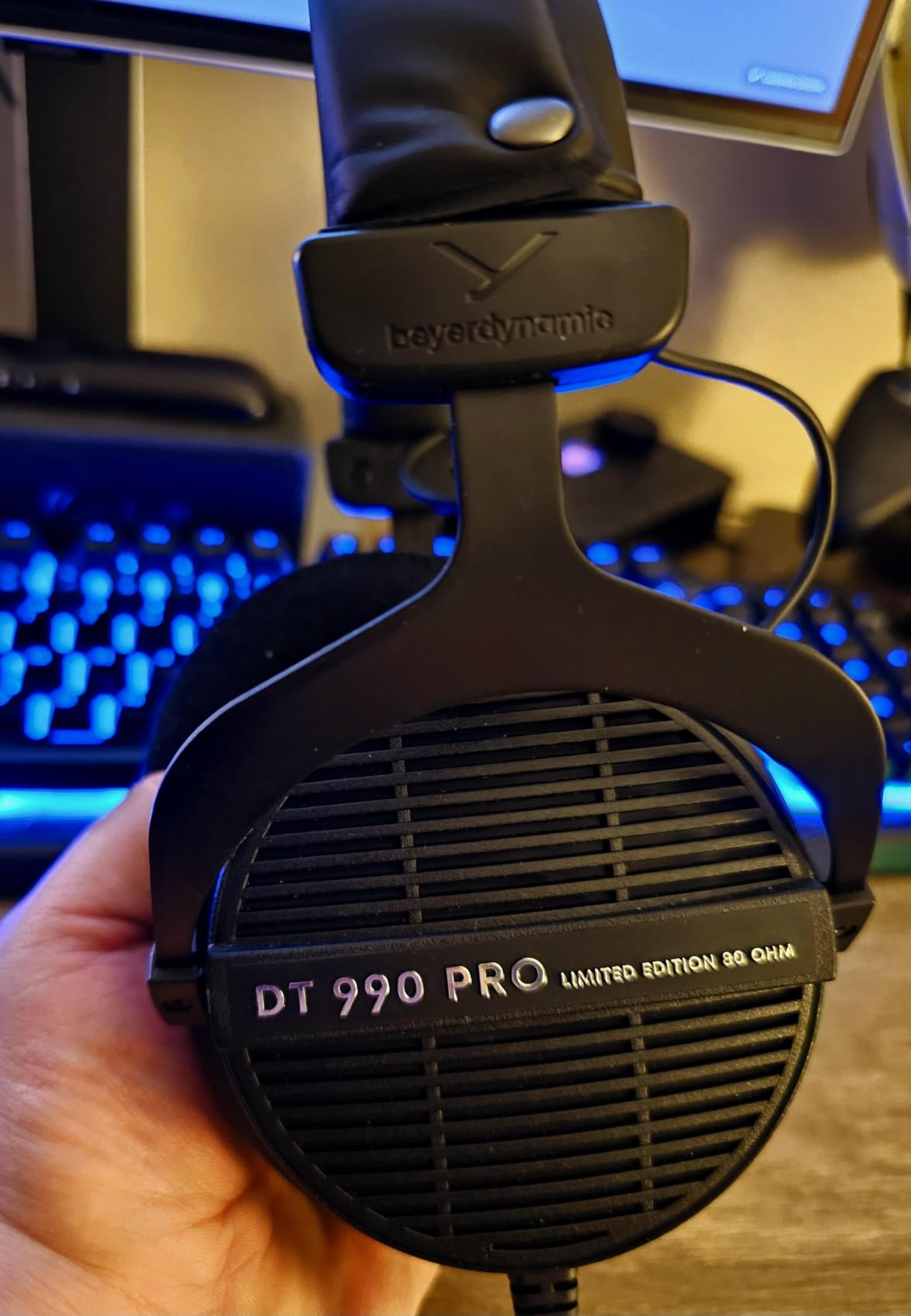 beyerdynamic DT 990 PRO, 80 Ohm, Open Back, Over Ear, Wired Professional Studio Headphones, Gaming, Podcast, Audiophile, Mixing, 3m Straight Cable, Black with Gray Velour Ear Pads customer photo 2