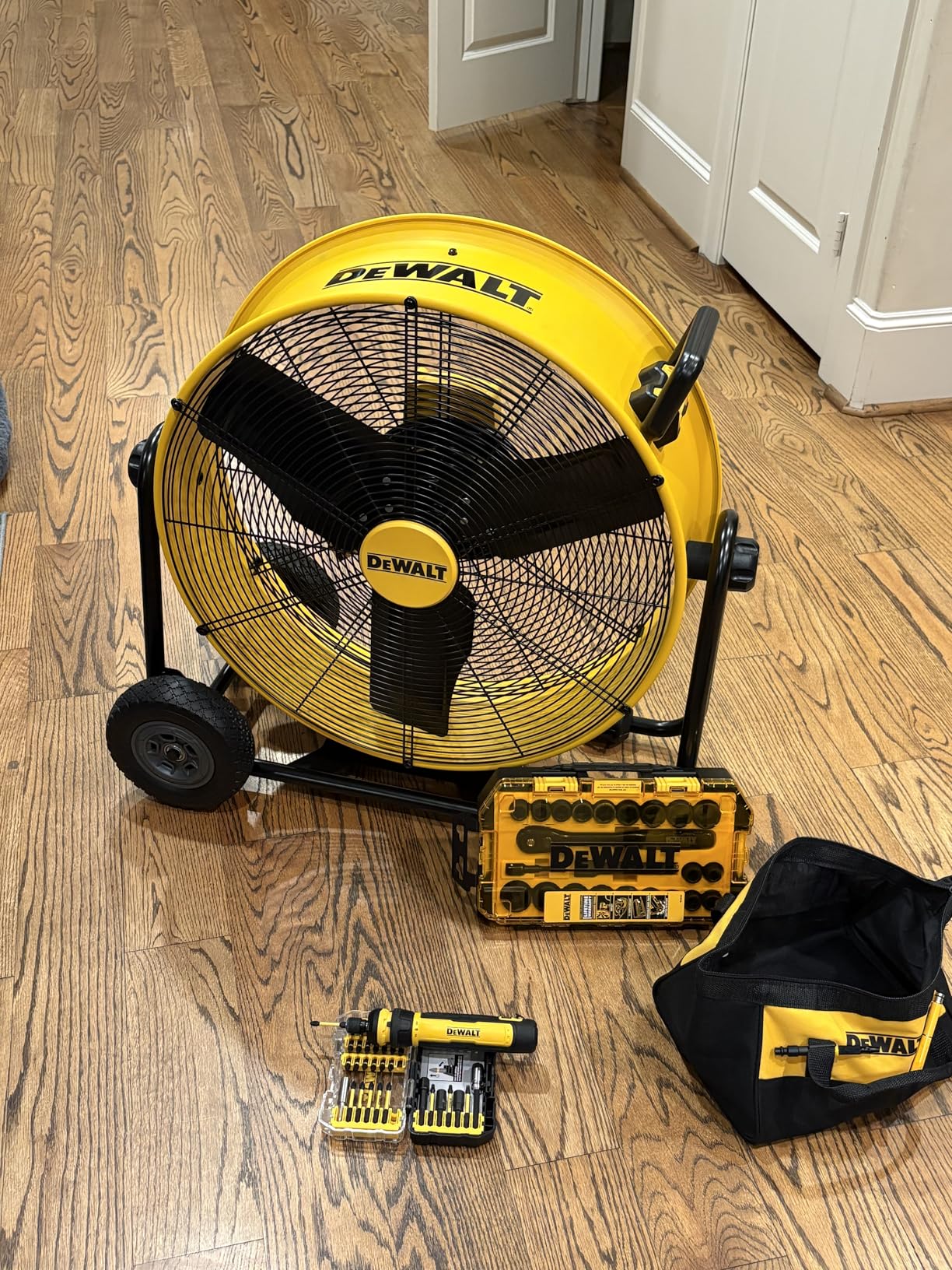 DEWALT DXF2490 High Velocity Fan, Floor Fans, 24 Inch Large Electric Metal Rotating Industrial Fan with 360° Adjustable Tilt & Large Wheel, Drum Fans for Outdoor and Warehouse, Yellow customer photo 1