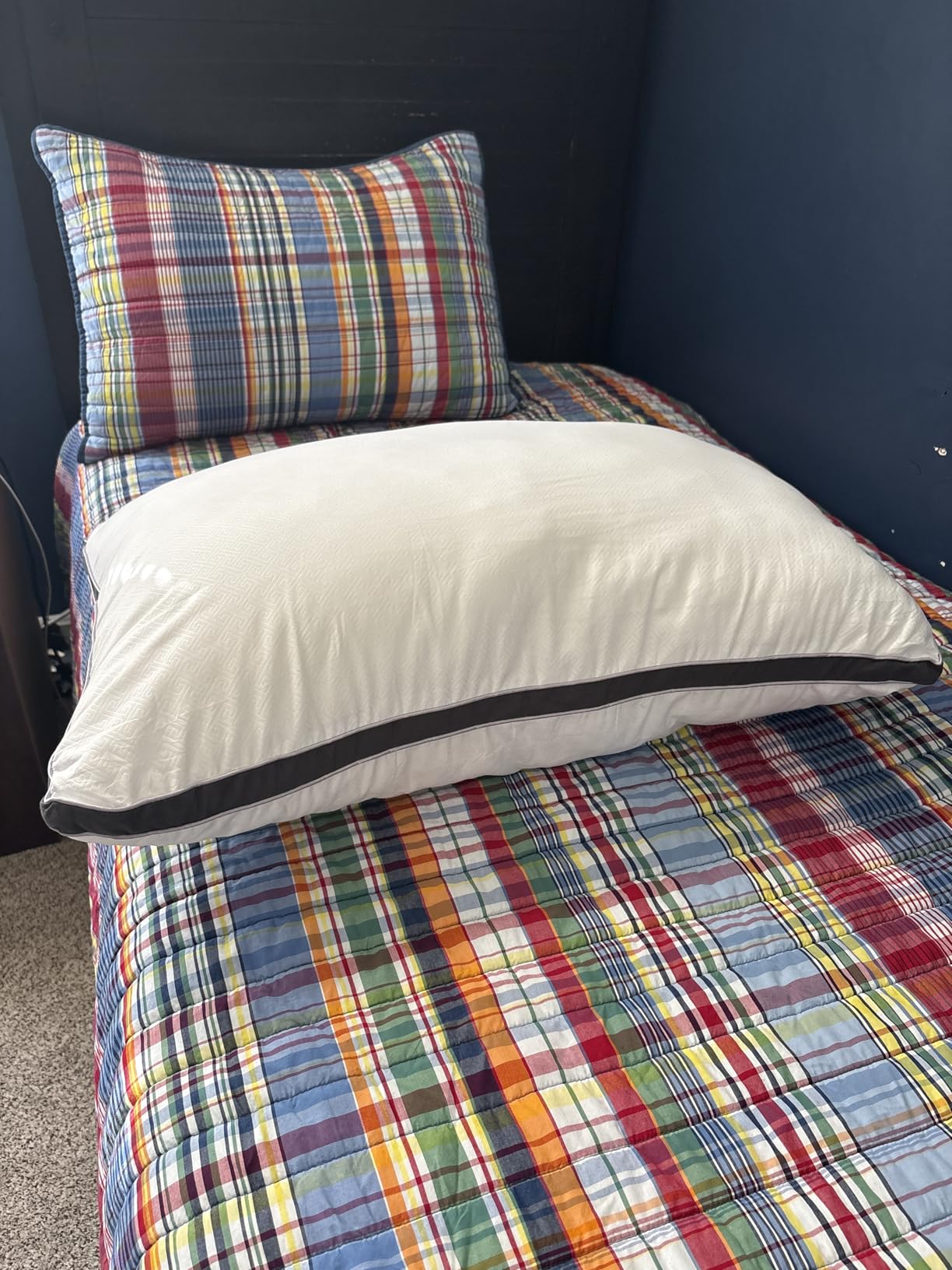 viewstar Pillows Queen Size Set of 2, Hotel Quality, Down Alternative Gusseted Bed Pillows for Side, Back, or Stomach Sleepers, White customer photo 2