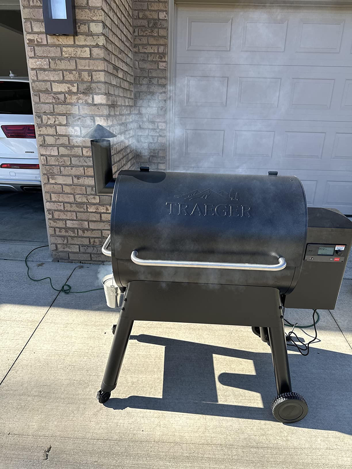 Traeger Grills Pro 780 Wood Pellet Smoker Grill, 6-in-1 BBQ Pellet Grill Combo, WiFi and App-Connected Electric Smoker, 780 Square Inches of Grilling Area, Temperature Control, Black Finish customer photo 1