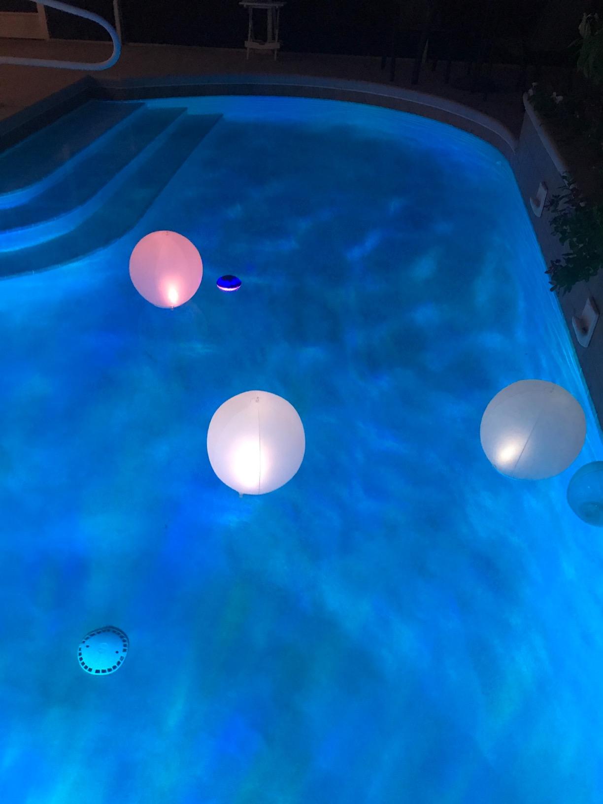 Blufree Bluetooth Pool Speaker with Colorful Light, Portable Floating Pool Speaker IP68 Waterproof customer photo 1