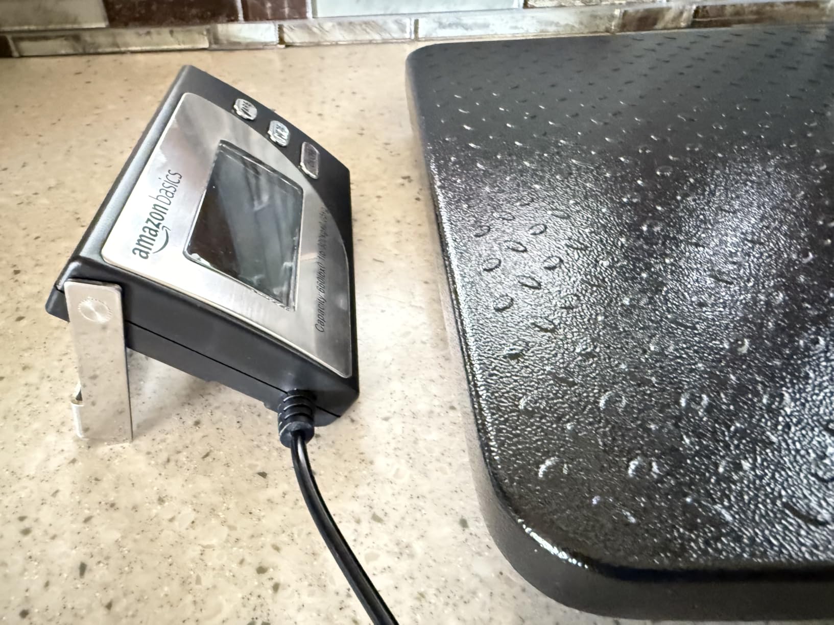 Amazon Basics Digital Shipping Postal Scale with Tare Function, Heavy Duty Weighing Platform, 660 lb Capacity, 1 Ounce Readability, Portable, Black customer photo 2