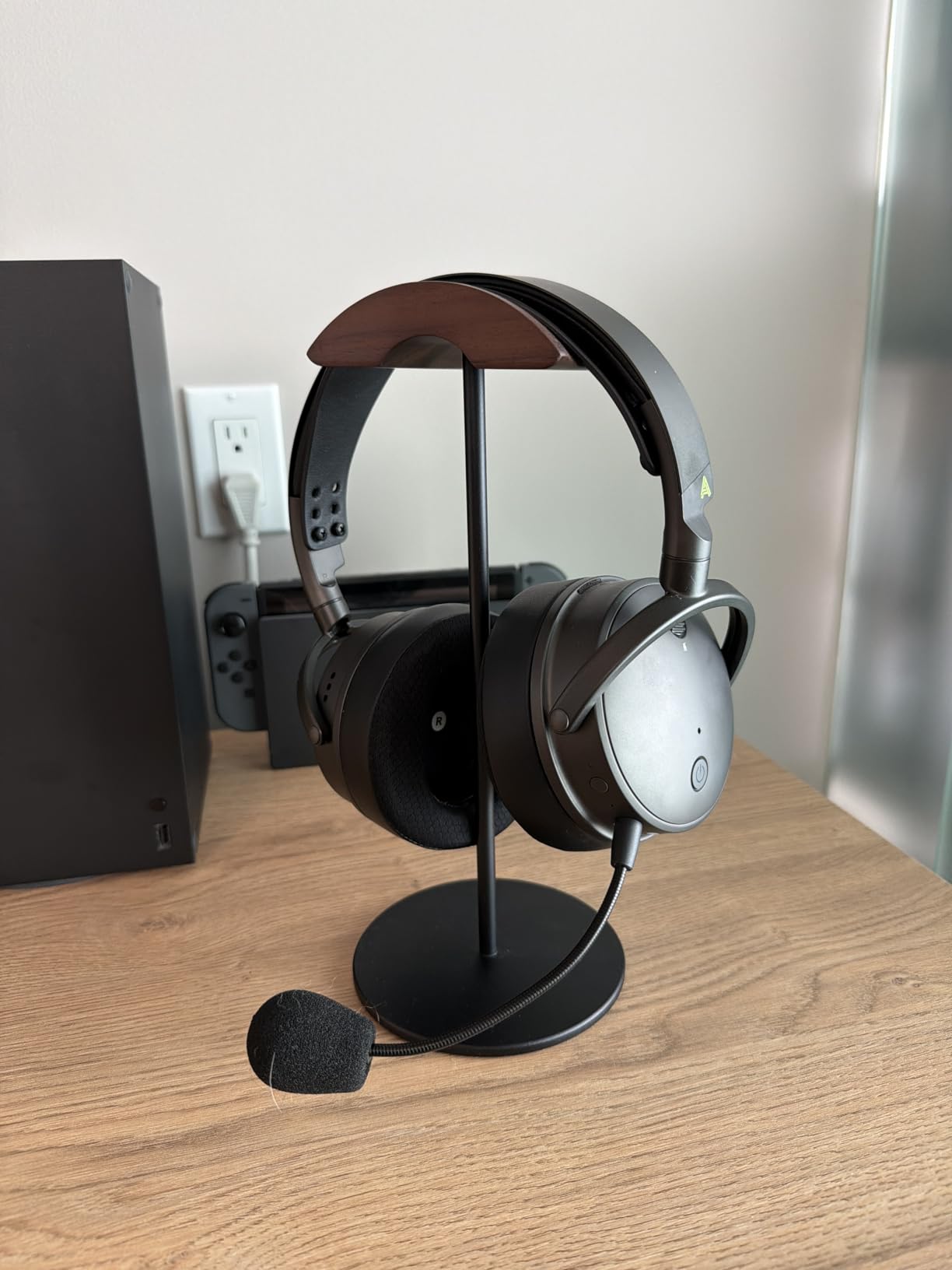 Headphone Stand, Walnut Wood & Aluminum Headset Stand, Nature Walnut Gaming Headset Holder with Solid Heavy Base for All Headphone Sizes (Black) customer photo 1