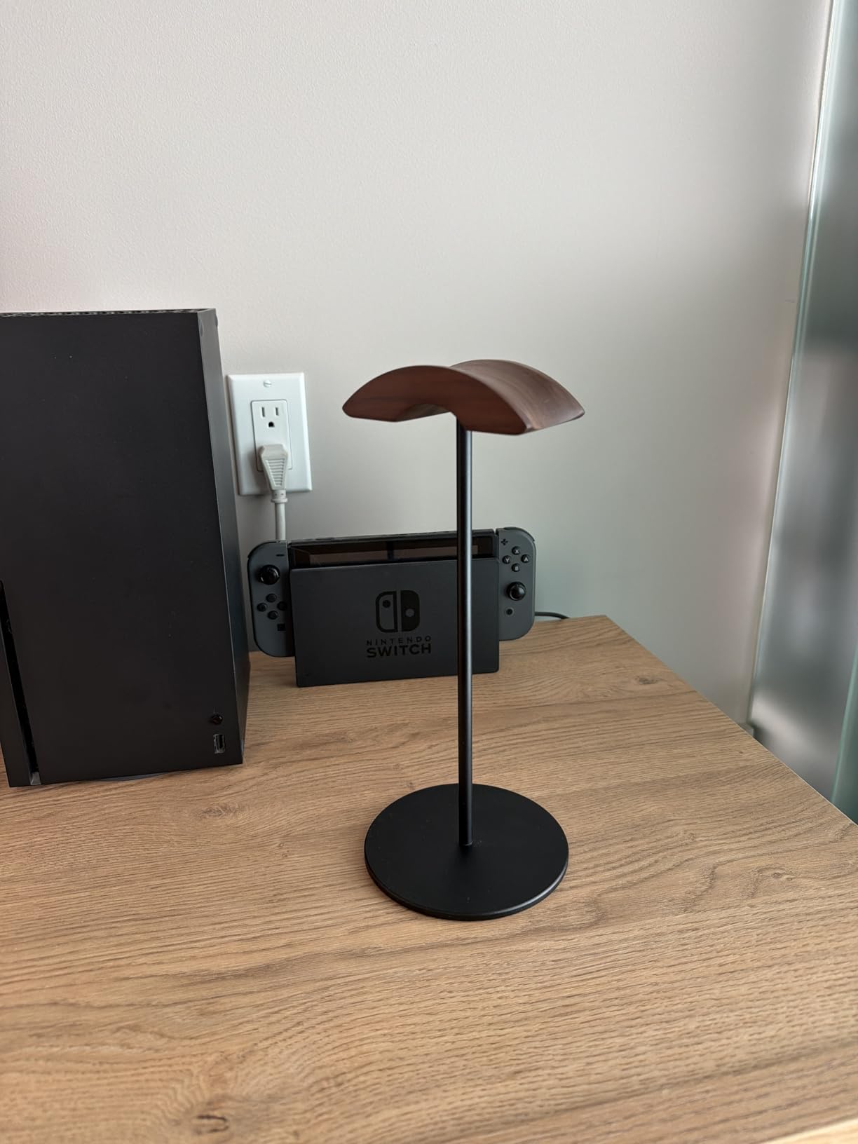 Headphone Stand, Walnut Wood & Aluminum Headset Stand, Nature Walnut Gaming Headset Holder with Solid Heavy Base for All Headphone Sizes (Black) customer photo 2