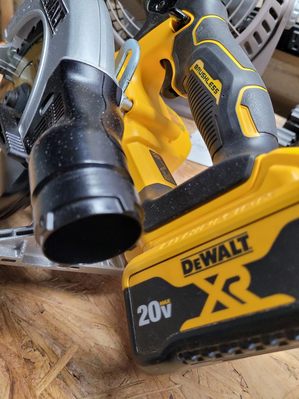 20V MAX* 6-1/2 in. Brushless Cordless Circular Saw, Tool Only (DCS565B) customer photo 1