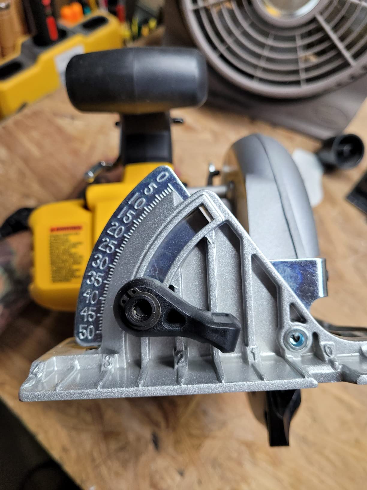 20V MAX* 6-1/2 in. Brushless Cordless Circular Saw, Tool Only (DCS565B) customer photo 2