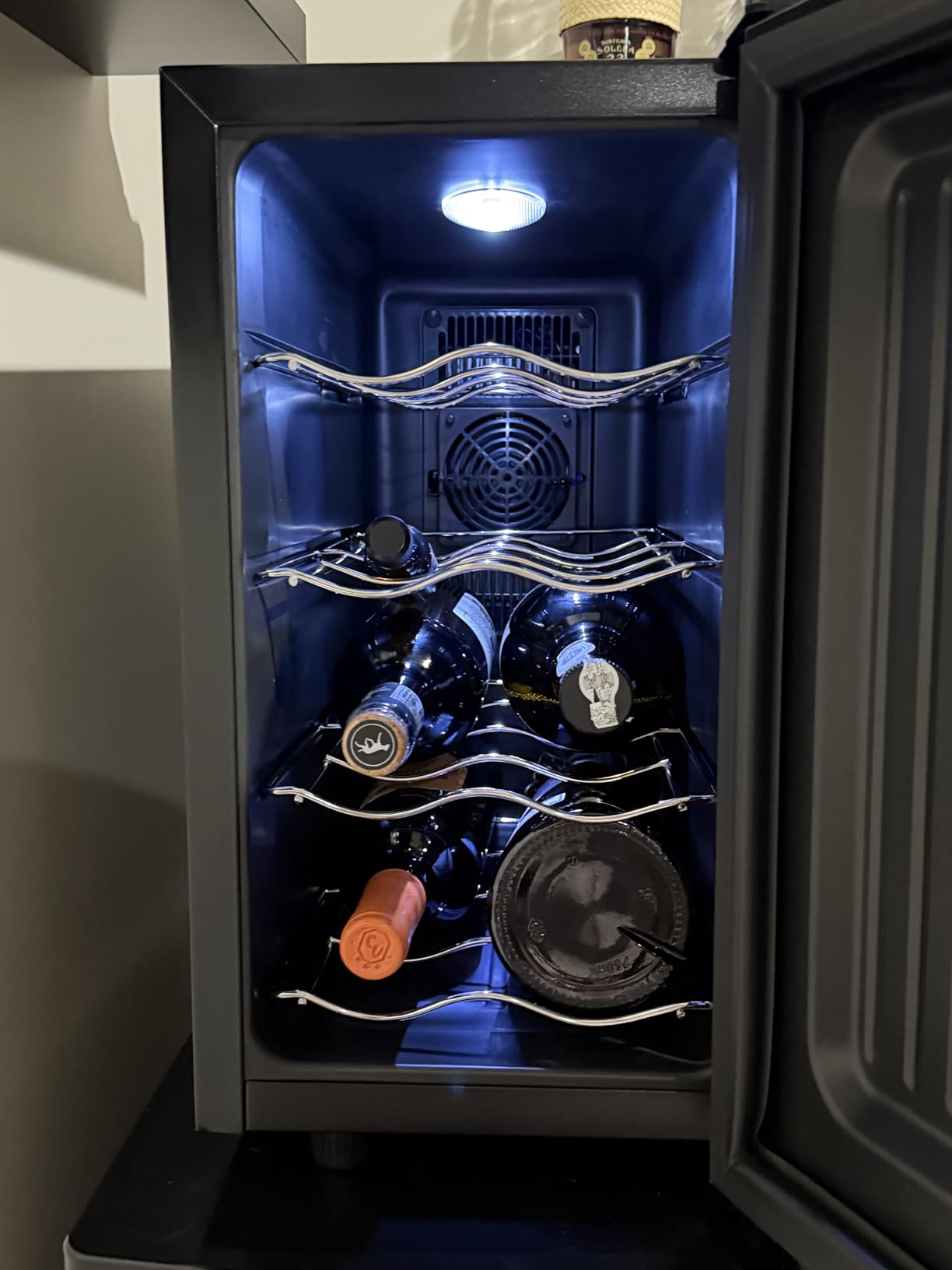 BLACK+DECKER Wine Fridge 12 Bottles, Thermoelectric Wine Cooler Refrigerator with Mirrored Front, Freestanding 12 Bottle Wine Fridge, BD60336 customer photo 1