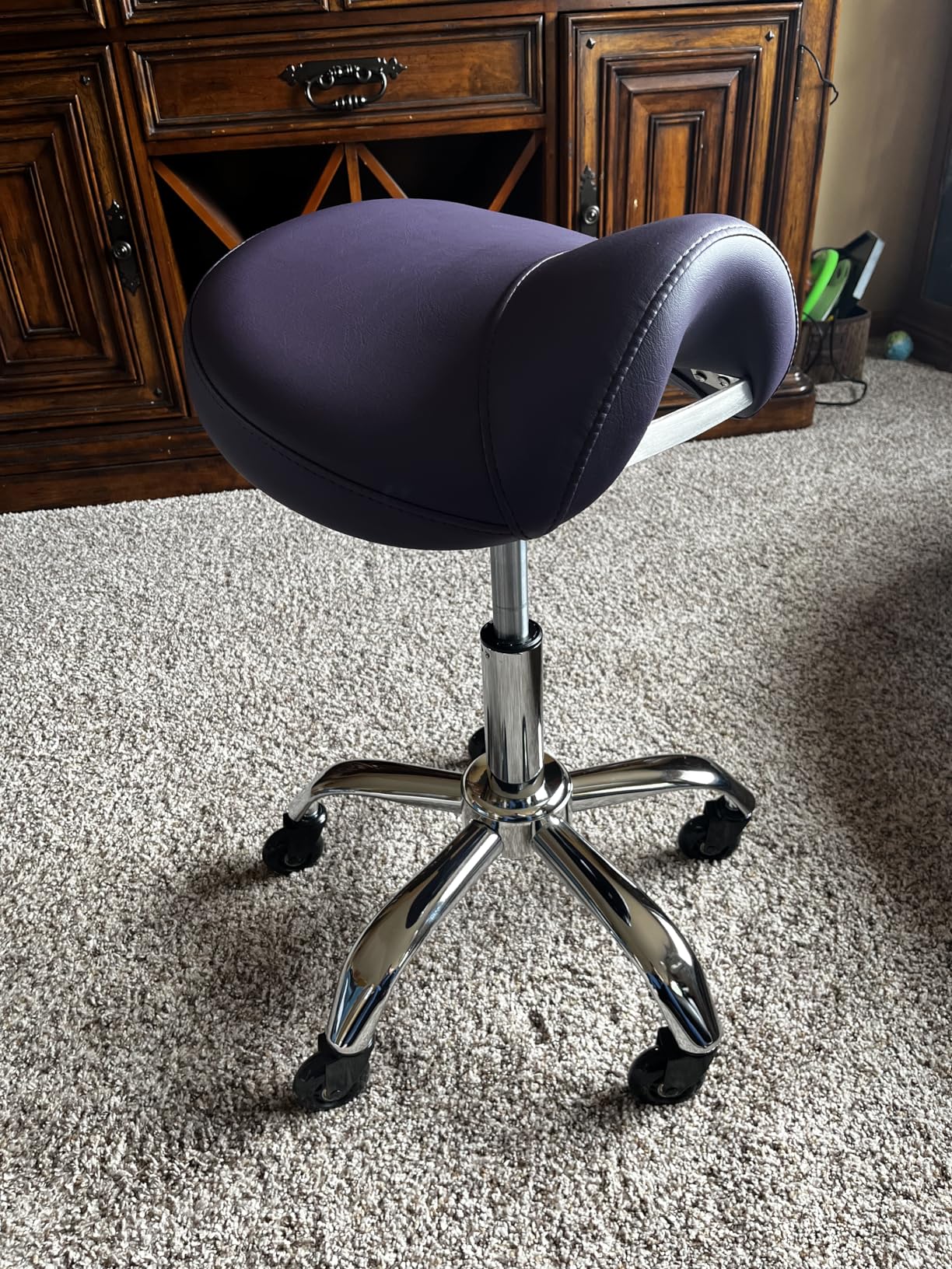 SALONFACTORY Saddle Stool with Wheels 300 lbs Weight Capacity, Heavy Duty Rolling Stool for Medical Massage Salon Kitchen Spa Drafting Nail-Tech customer photo 1