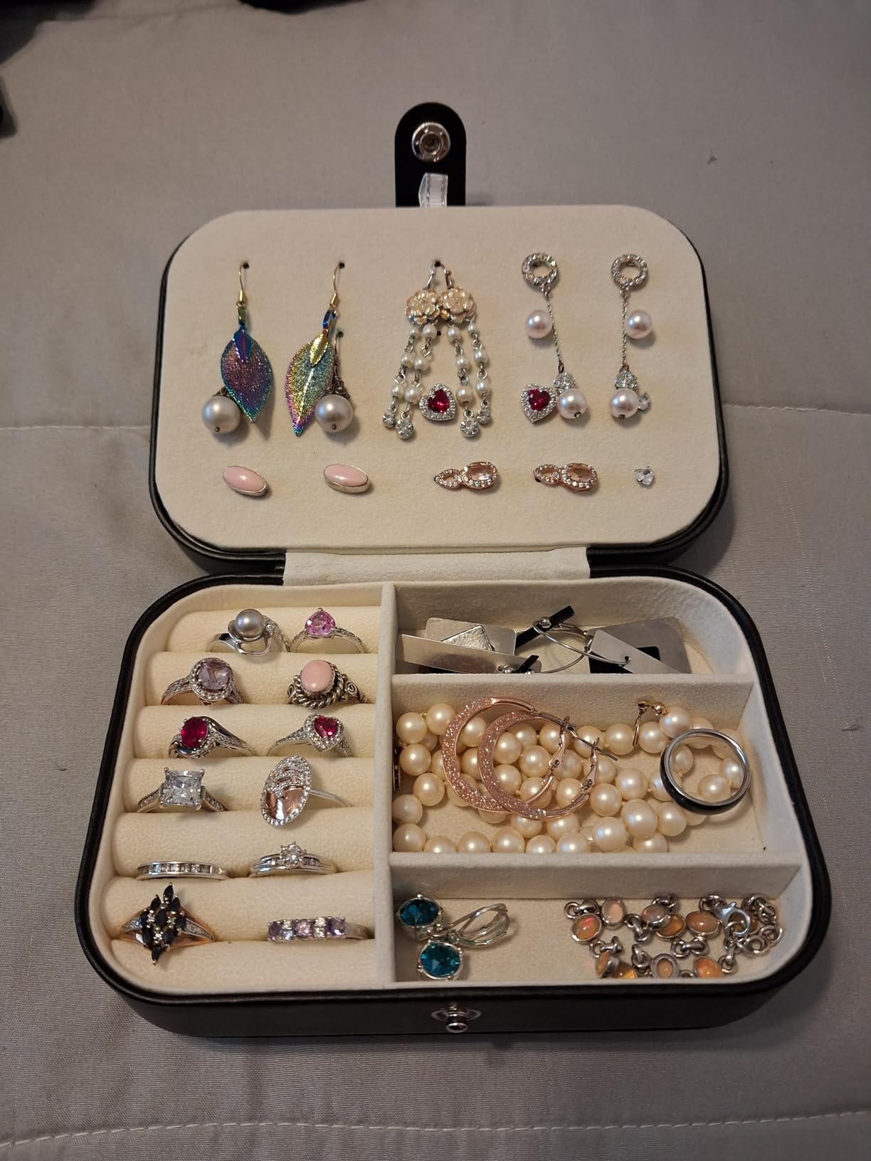 Hatori Travel Jewelry Box, PU Leather Small Jewelry Organizer for Women Girls, Portable Mini Travel Case Display Storage Holder Boxes for Stud Earrings, Rings, Necklaces, Bracelets customer photo 1