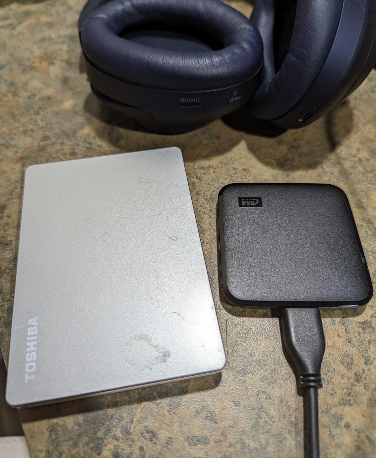 WD 1TB Elements SE - Portable SSD, USB 3.0, Compatible with PC, Mac customer photo 2