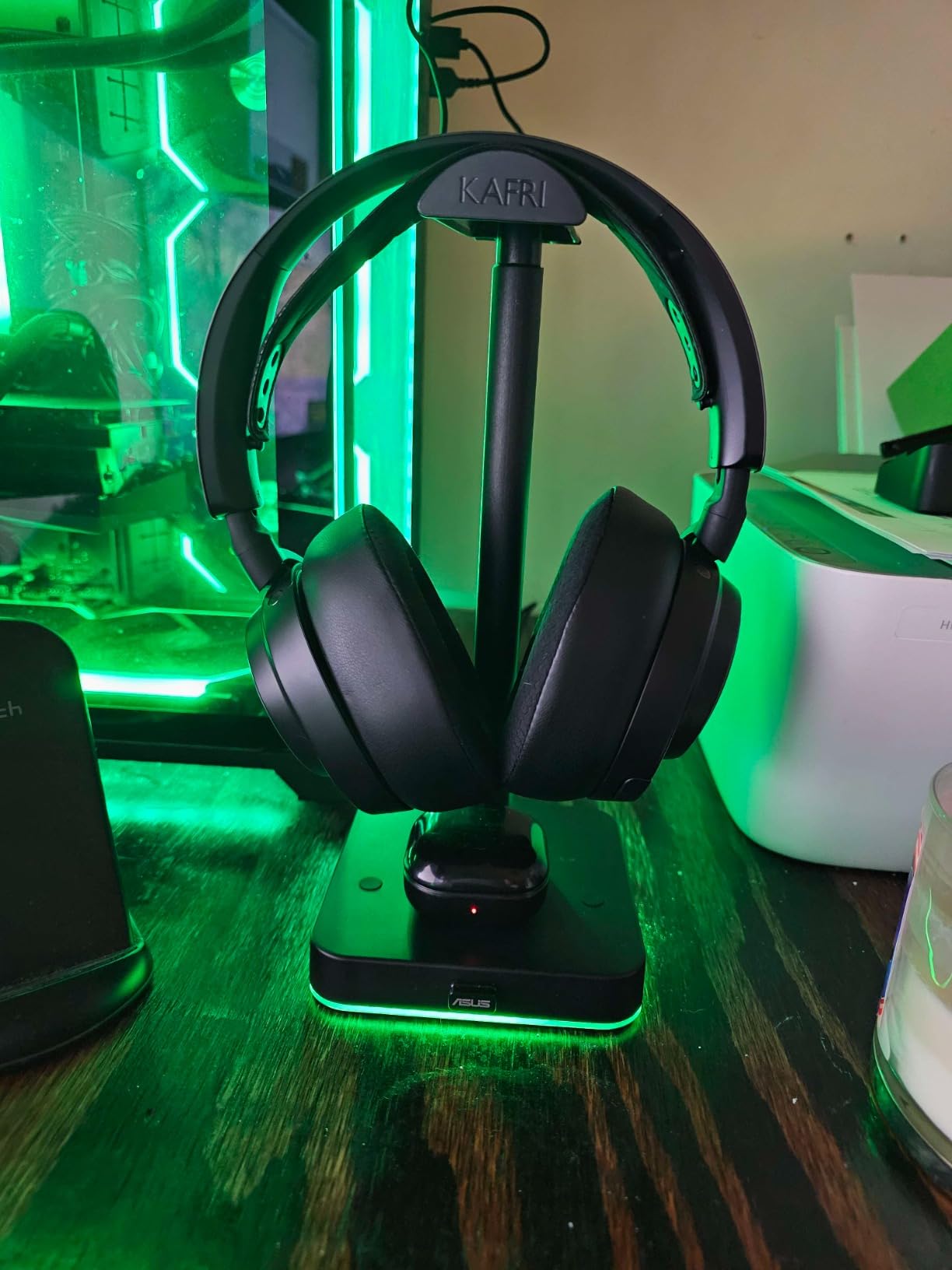 KAFRI RGB Headphone Stand with Wireless Charger Desk Gaming Headset Holder Hanger Rack with 10W/7.5W QI Charging Pad and QC 3.0 USB Port customer photo 1