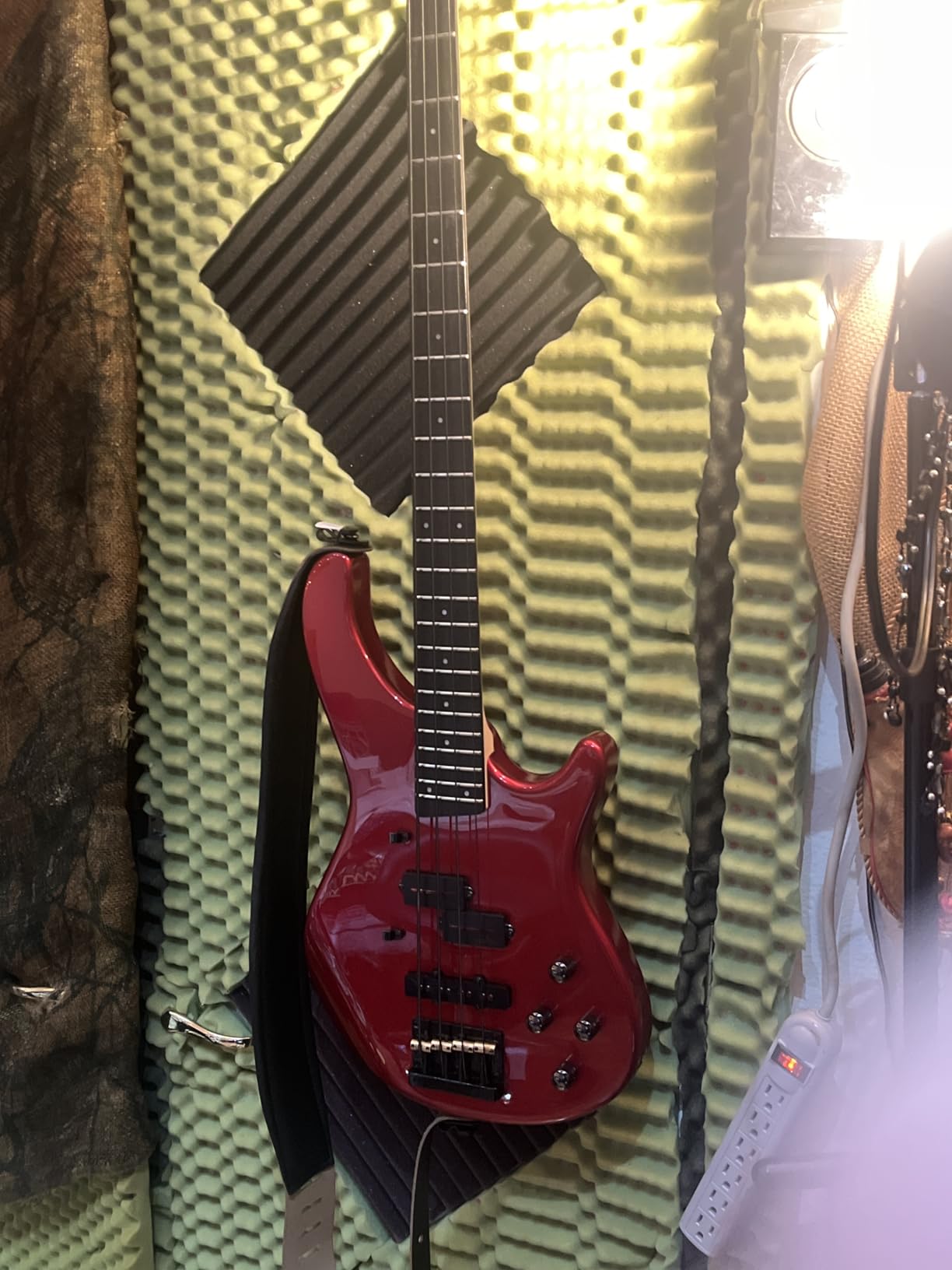 Donner Electric Bass Guitar 4 Strings Full-Size Standard Bass PJ-Style Electric Bass for Adults with Free Online Lesson, Gig Bag, Strap and Cable, DPJ-100, Red customer photo 1