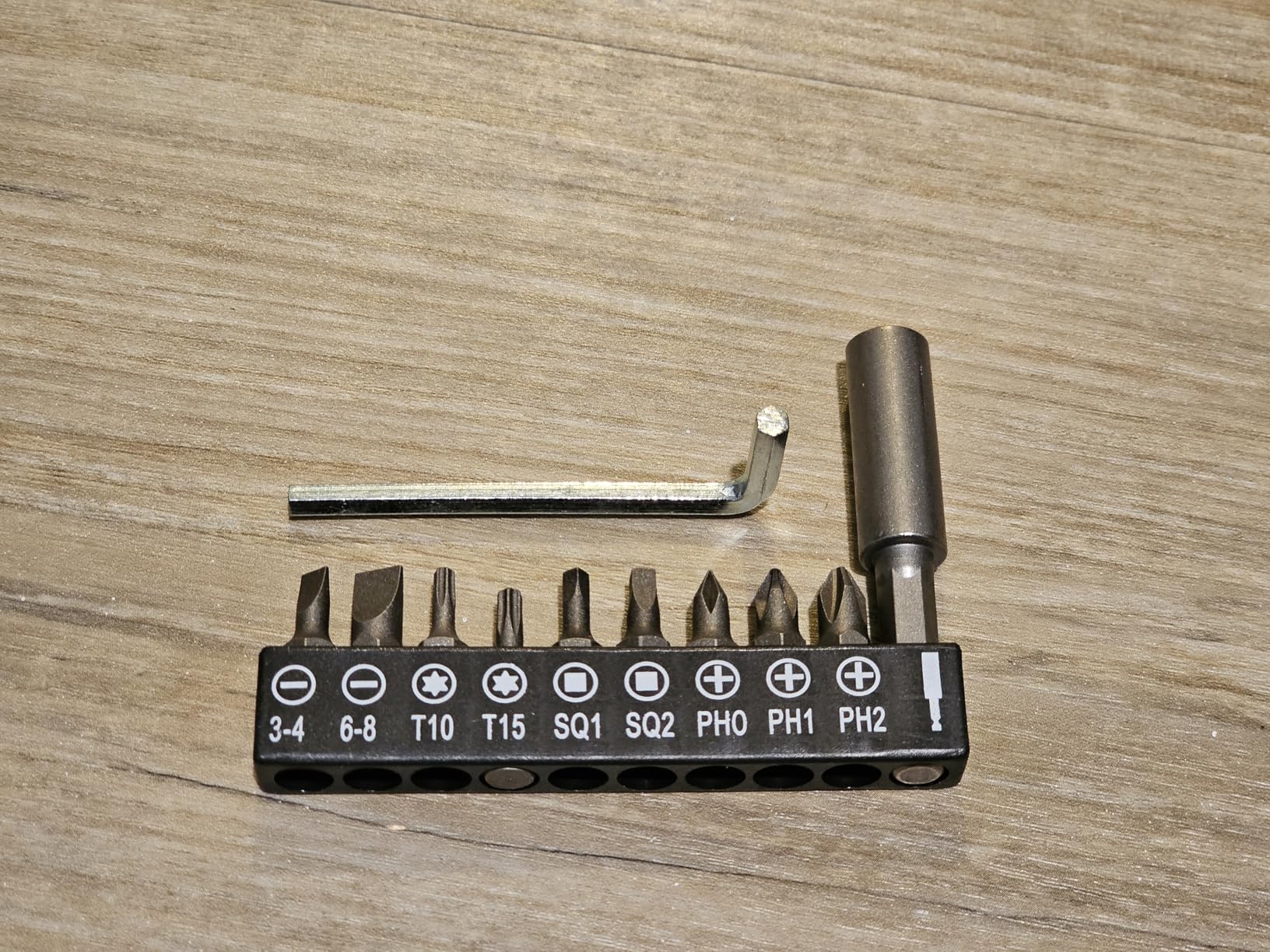 Amazon Basics by SKIL 4V Cordless Stick Screwdriver with 10-Piece Bit Set, USB Cable, LED Light, 3 Torque Settings customer photo 2