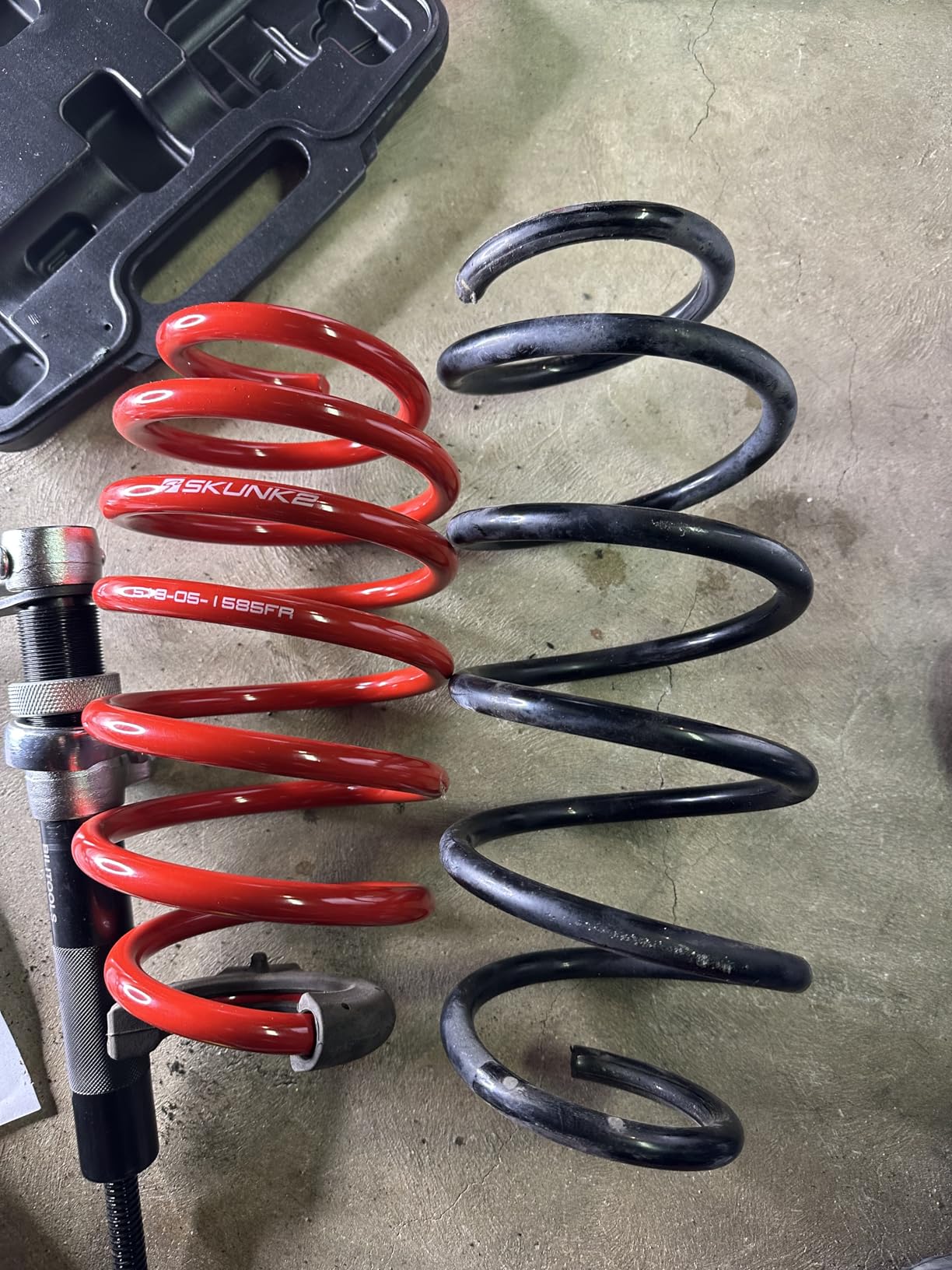 BILITOOLS 2-Piece Coil Spring Compressor Tool Heavy Duty Macpherson Strut Spring Compression Set with Safety Jaws and Holder, Max Load.2645LB customer photo 2