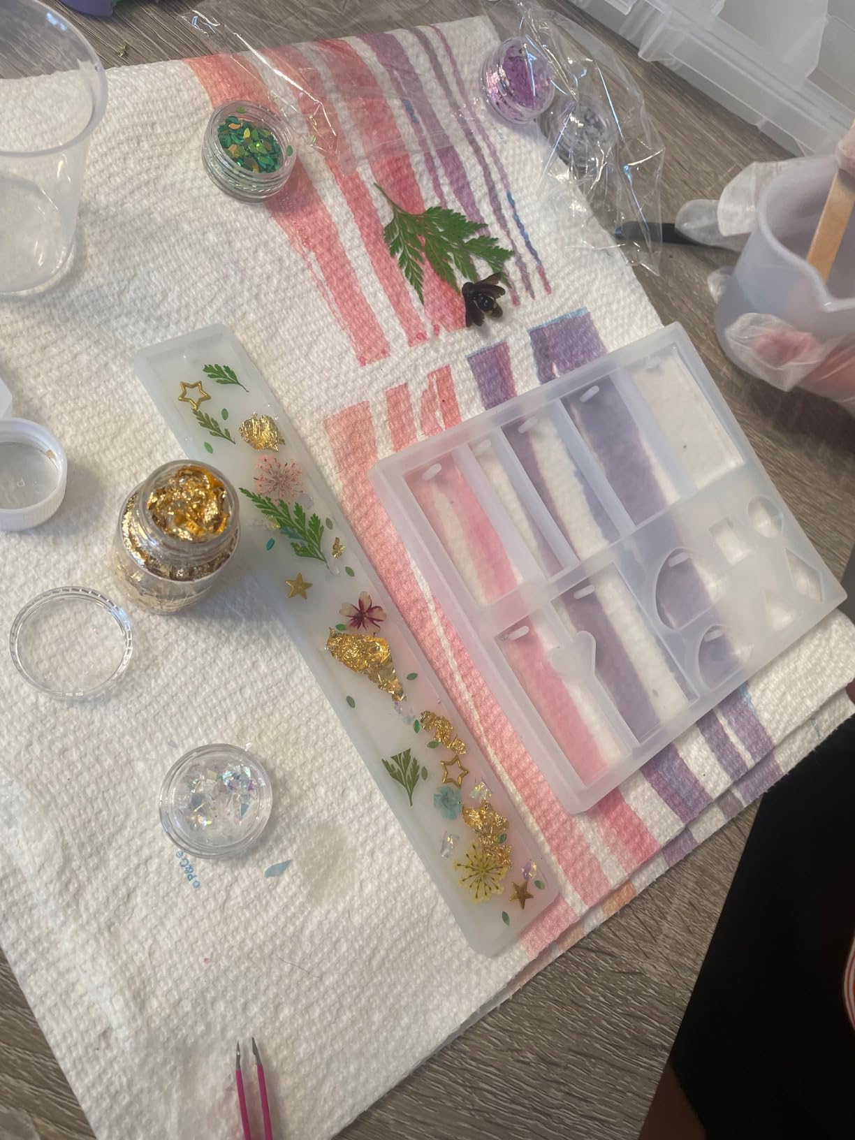 Piccassio Epoxy Resin Kit for Beginners - 208-Piece Jewelry Making & Craft Kit with Molds, Dried Flowers, Glitter & Tools - Complete Starter Set for Keychains, Bookmarks, Pendants & DIY Resin Art customer photo 1