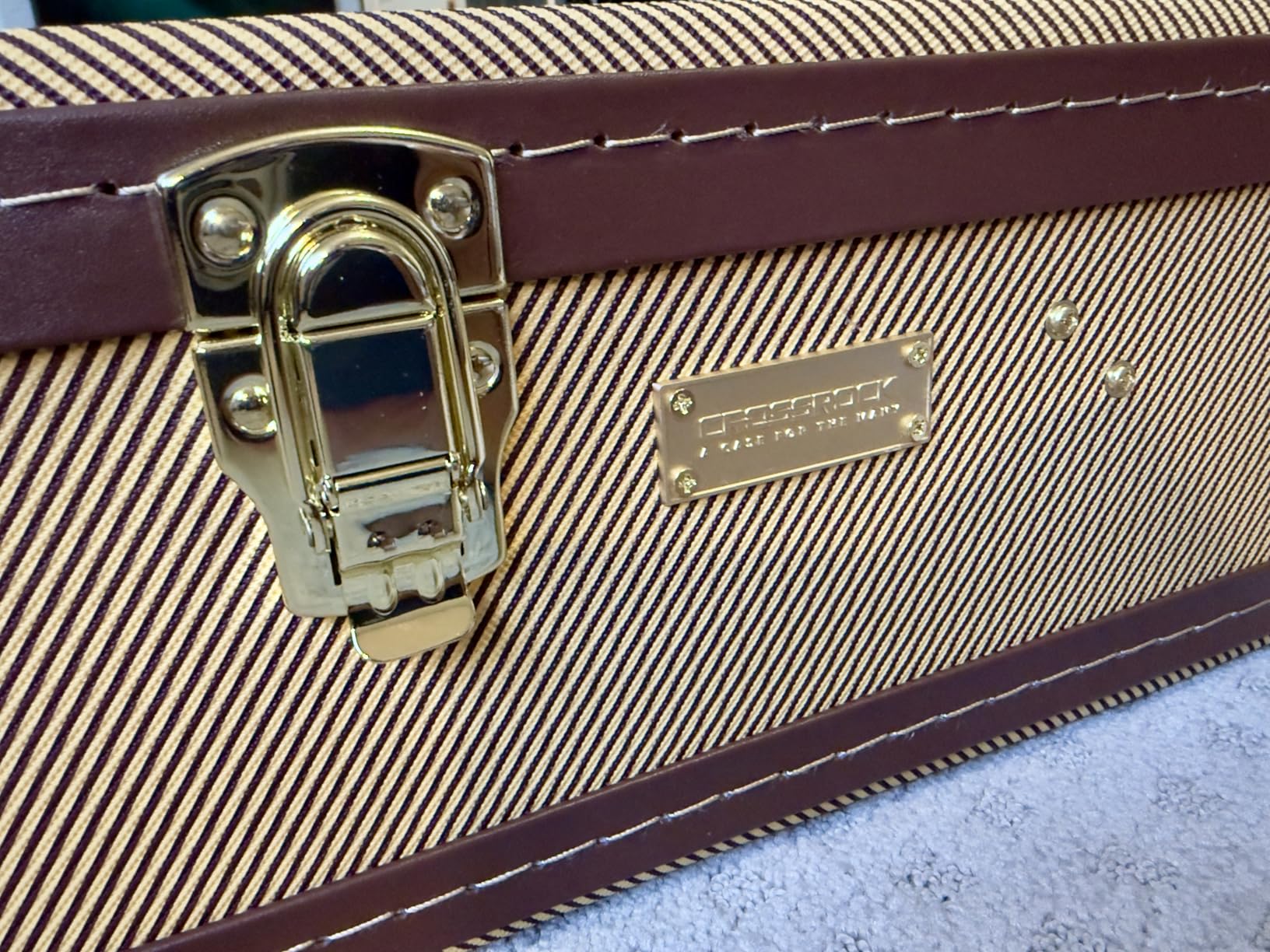 Crossrock Wooden Guitar Case fits 12-Frets 000/OM Acoustic Guitars - Stainless Steel Latches, Sponge Lining, Metal Feet, Storage Space - Vinyl Tweed (CRW620-00012TW) customer photo 1