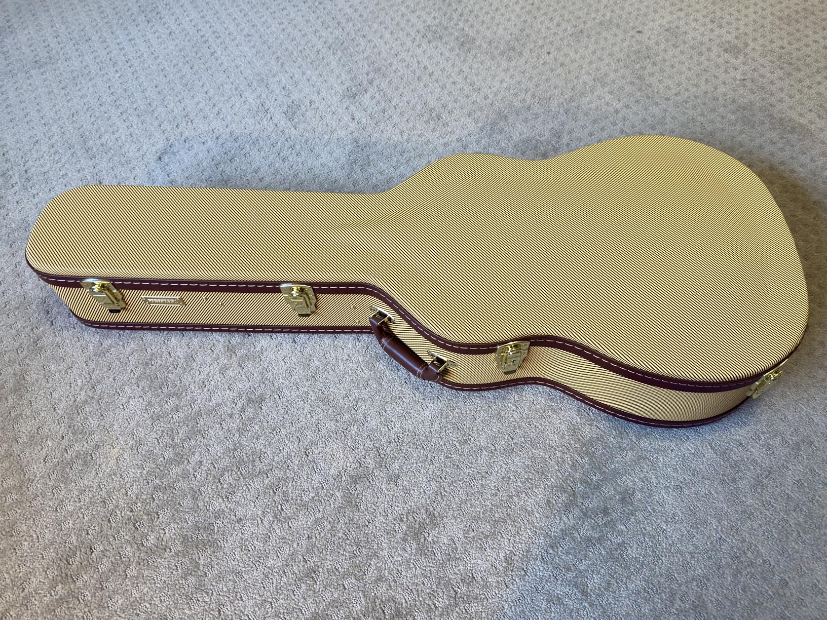 Crossrock Wooden Guitar Case fits 12-Frets 000/OM Acoustic Guitars - Stainless Steel Latches, Sponge Lining, Metal Feet, Storage Space - Vinyl Tweed (CRW620-00012TW) customer photo 2