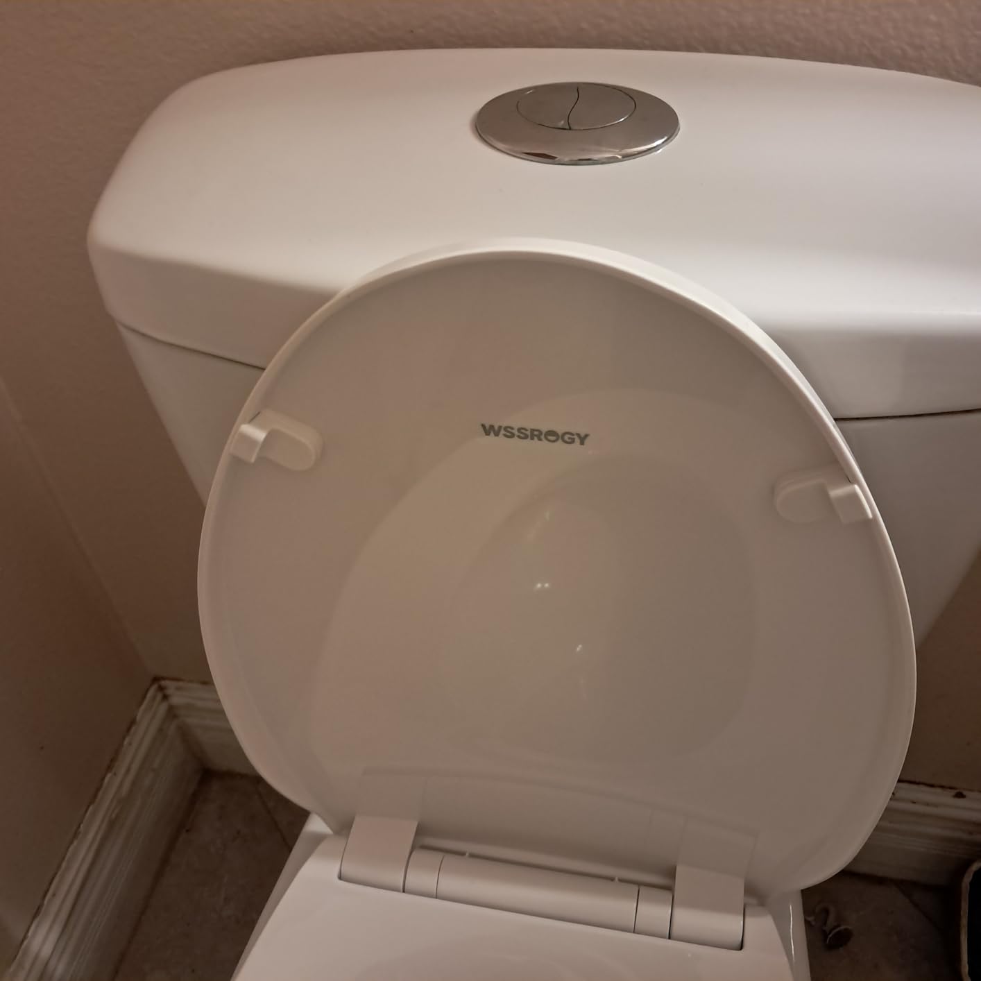 WSSROGY Toilet seat Elongated with Slow Close Hinges, Four Bumpers Never Loosen and Easily Remove, Two Sets of Parts, Plastic, White customer photo 2